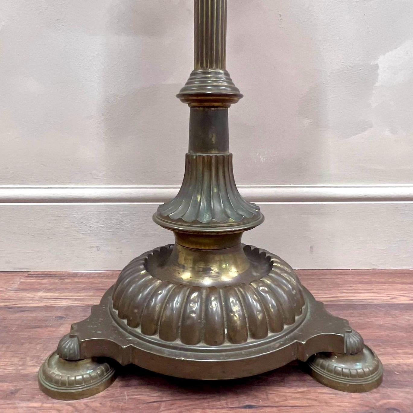 Laiton Lampadaire victorien anglais avec table en acajou 19ème siècle  en vente