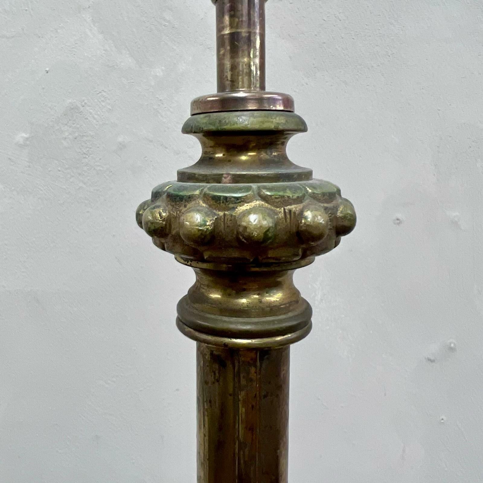 English Victorian Brass Floor Lamp with Mahogany Table 19th Century  For Sale 4