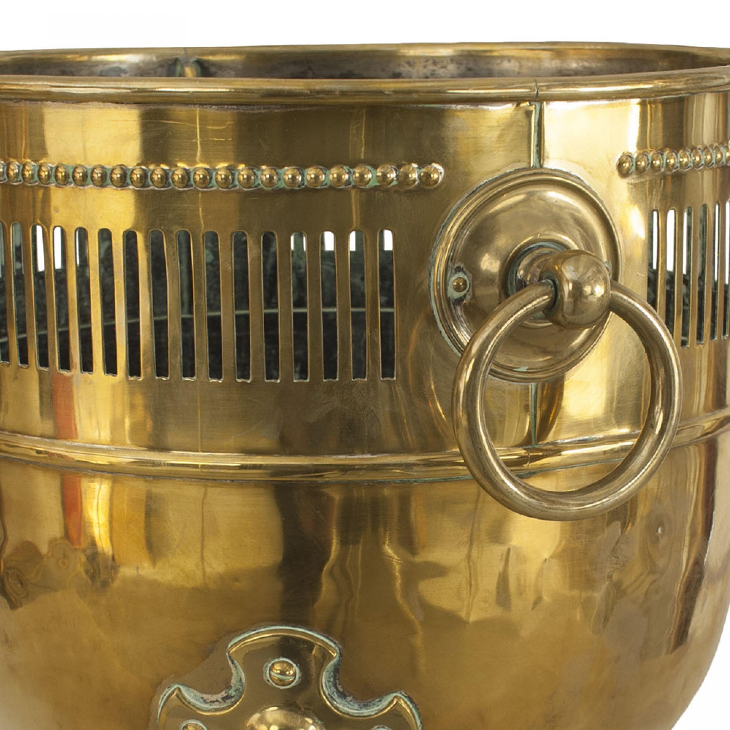 Vittoriano Vaso vittoriano inglese con piede in ottone in vendita