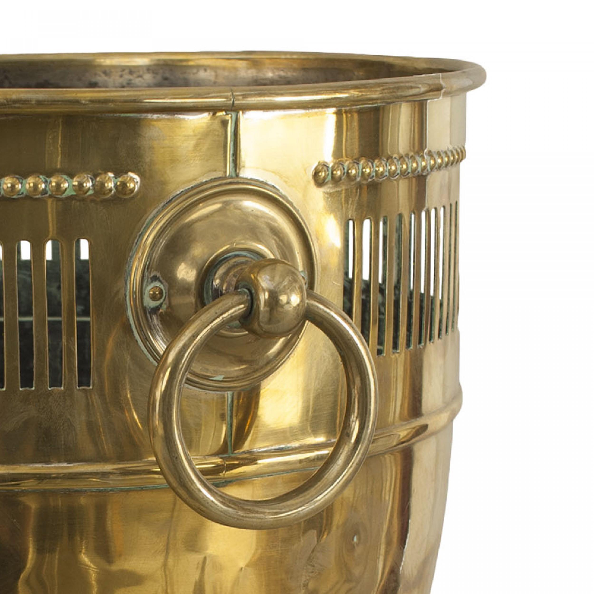 Britannico Vaso vittoriano inglese con piede in ottone in vendita