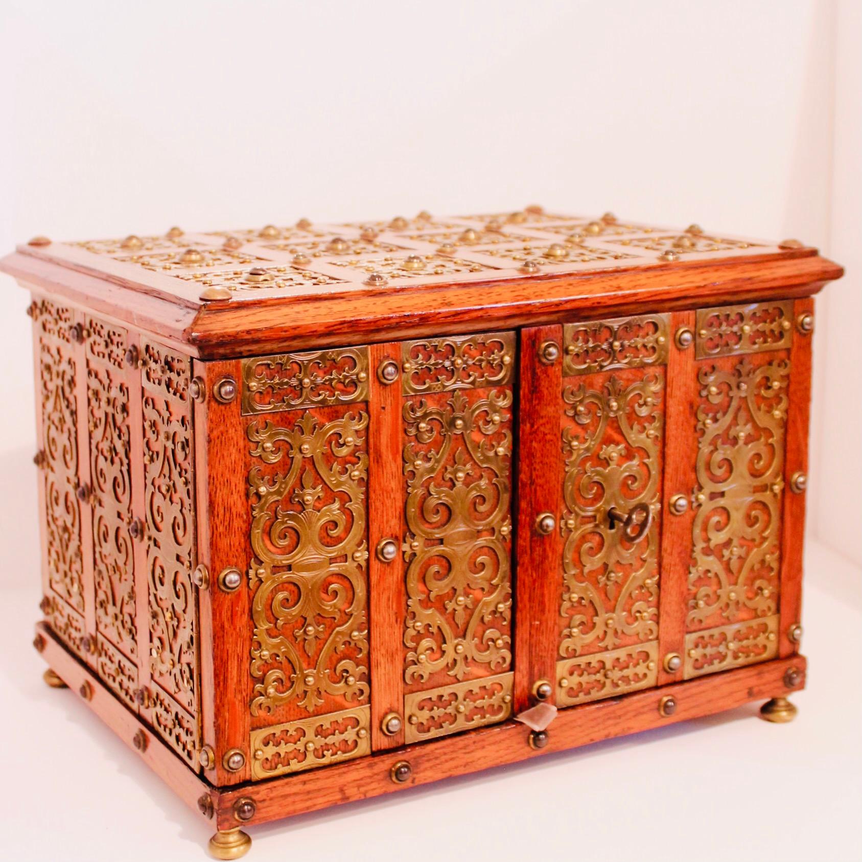 Néo-baroque Boîte à bijoux victorienne anglaise en laiton/boîte solide, 19ème siècle en vente