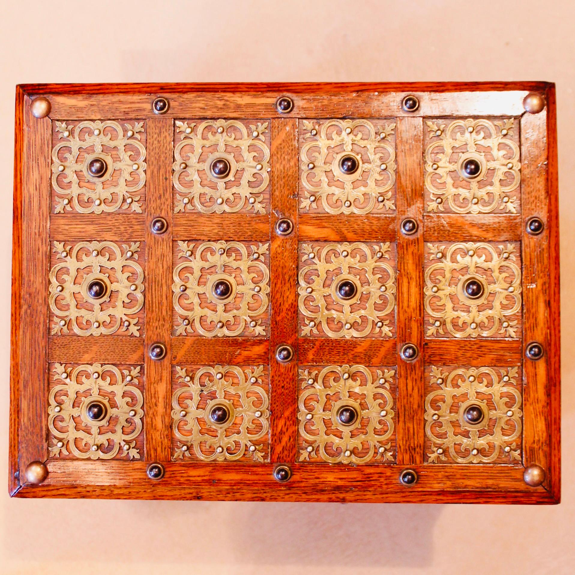 Ferronnerie Boîte à bijoux victorienne anglaise en laiton/boîte solide, 19ème siècle en vente