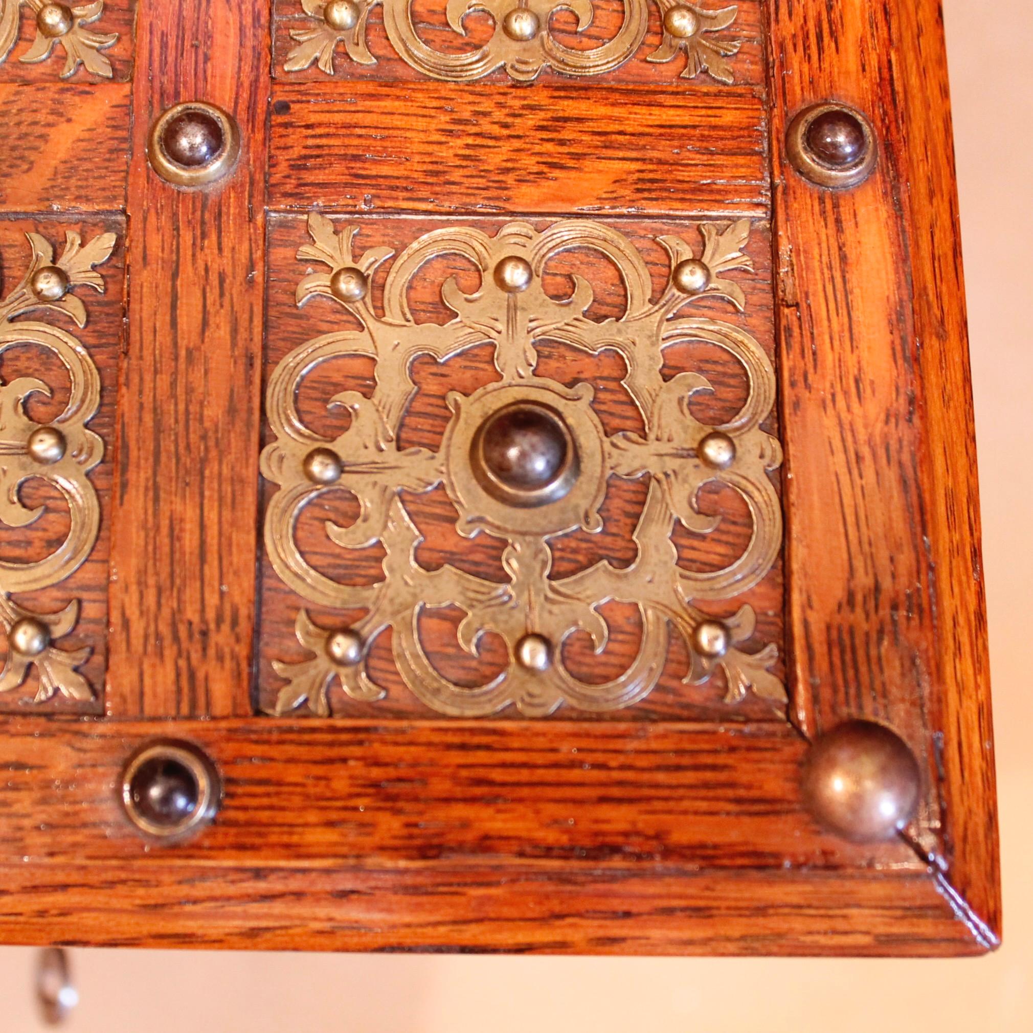 Boîte à bijoux victorienne anglaise en laiton/boîte solide, 19ème siècle Bon état - En vente à Free Union, VA