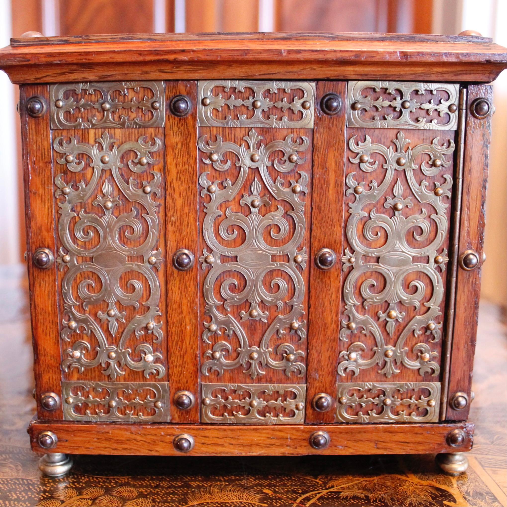 Laiton Boîte à bijoux victorienne anglaise en laiton/boîte solide, 19ème siècle en vente