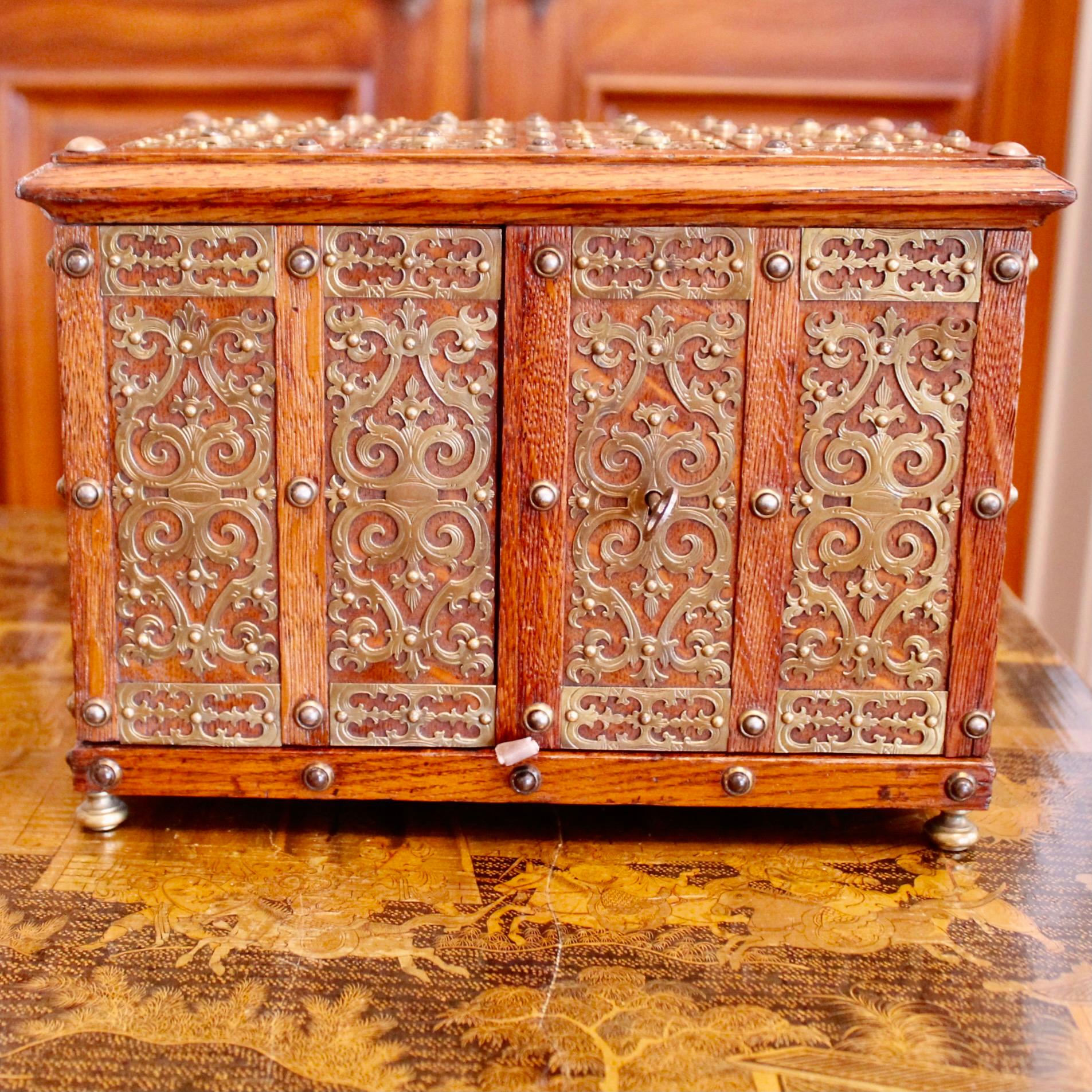 Boîte à bijoux victorienne anglaise en laiton/boîte solide, 19ème siècle en vente 1