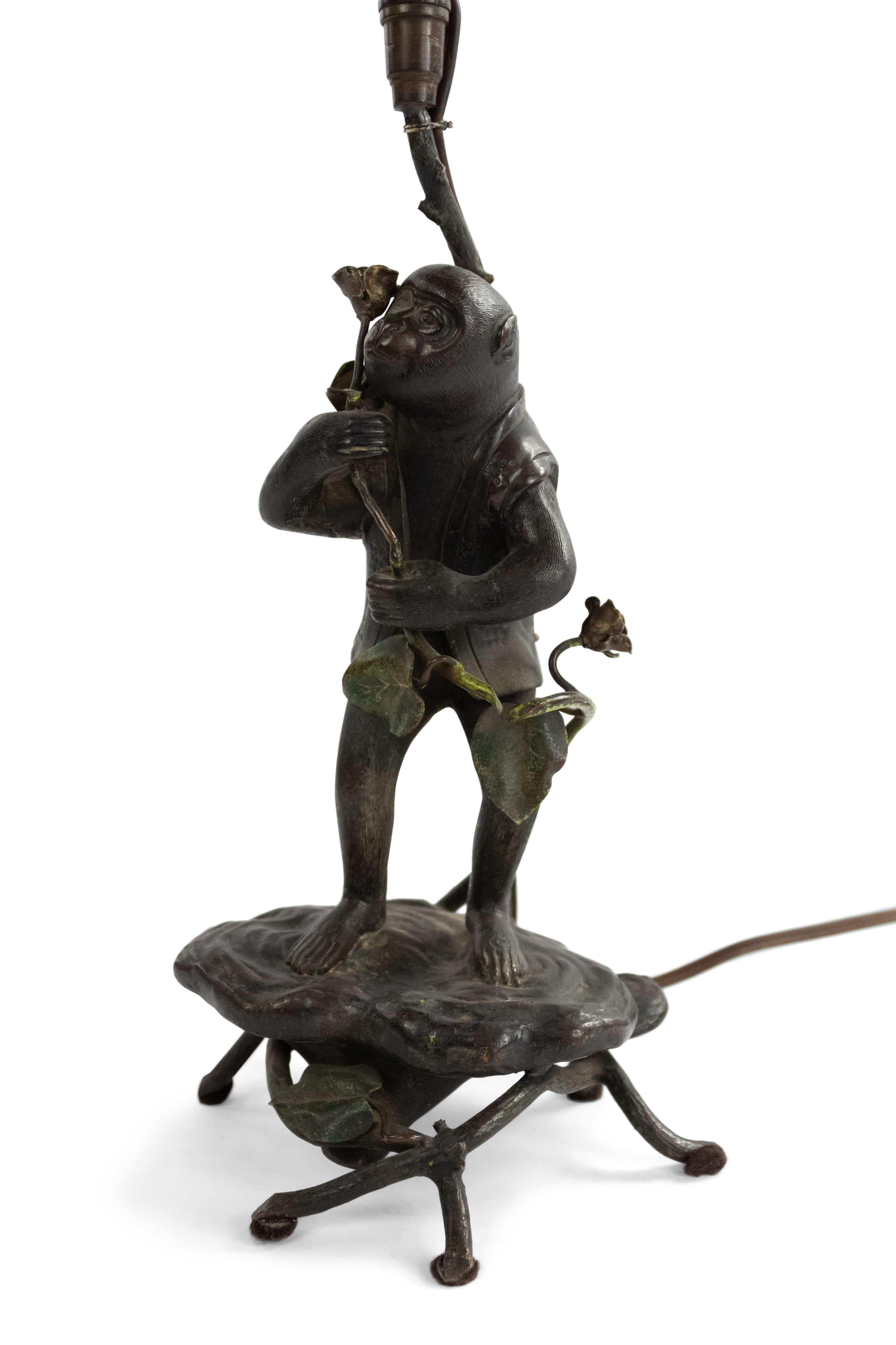 Victorien Lampe de table anglaise victorienne en bronze avec singe en vente