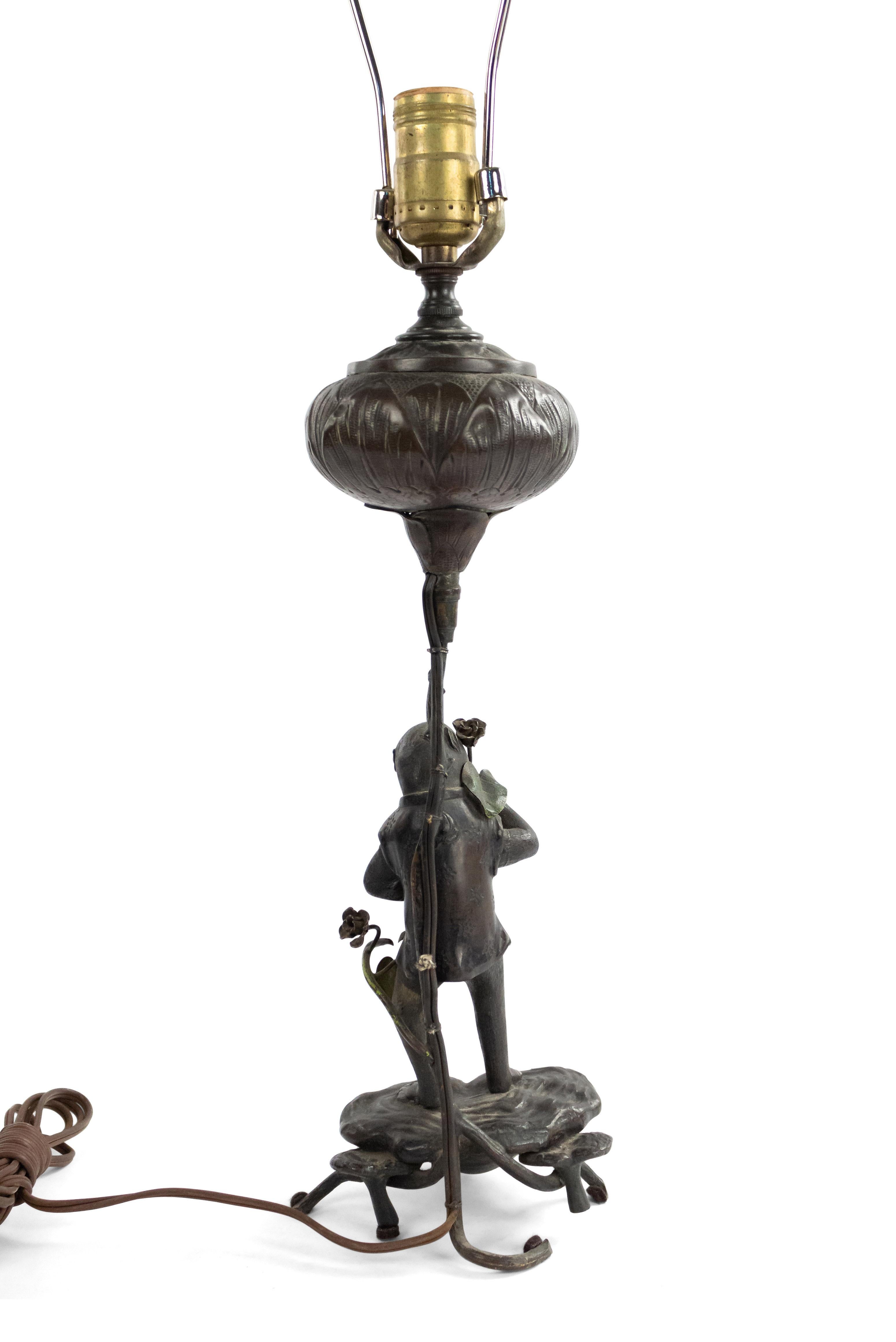Lampe de table anglaise victorienne en bronze avec singe en vente 1