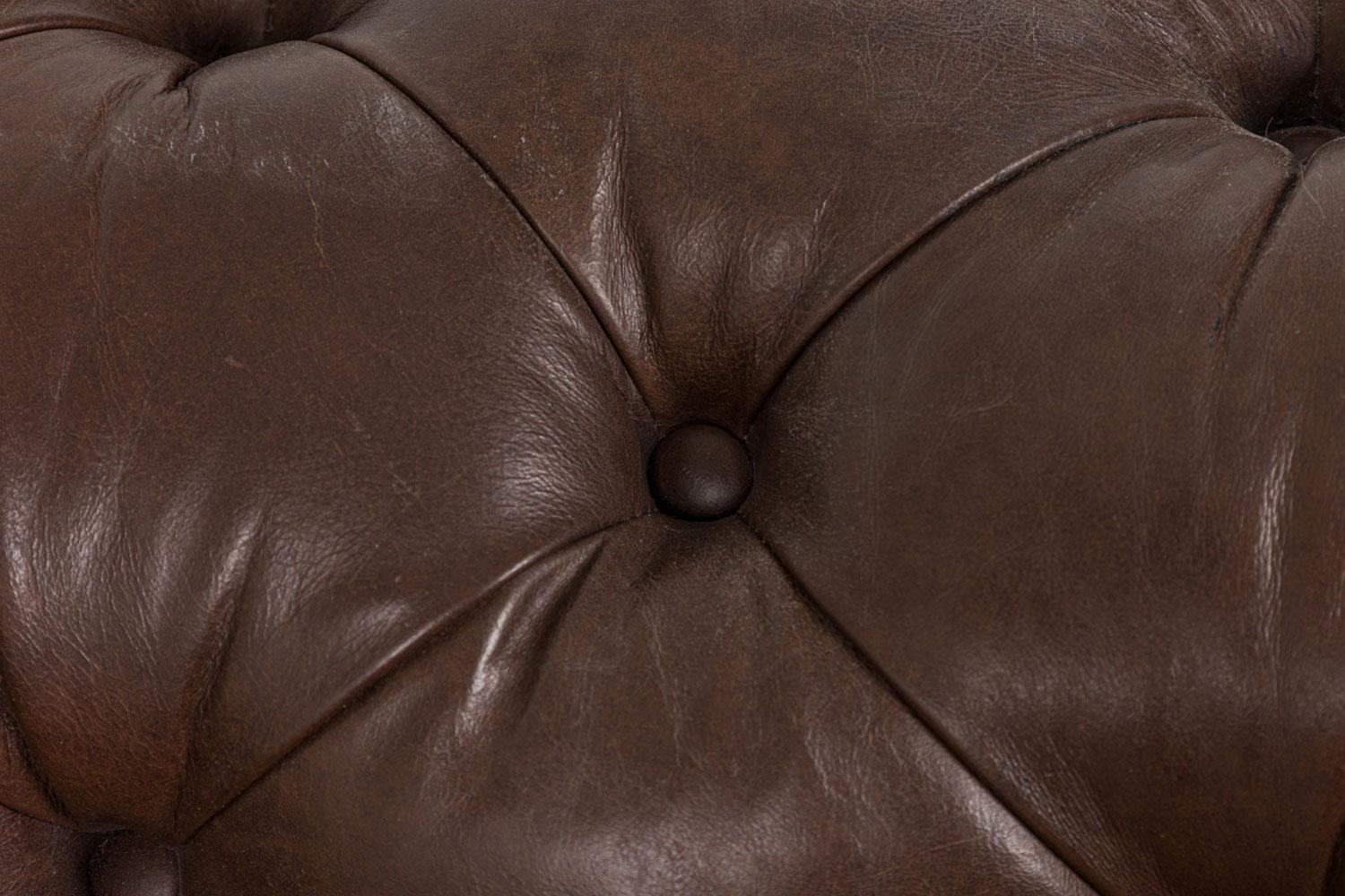 English Victorian Brown Button Tufted Leather Chesterfield Sofa im Angebot 2