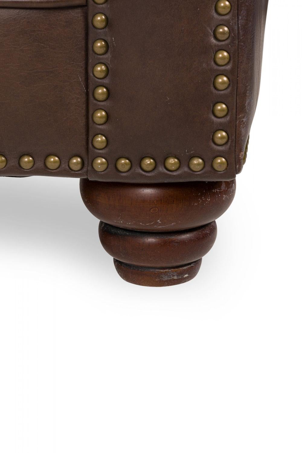 English Victorian Brown Button Tufted Leather Chesterfield Sofa im Angebot 3