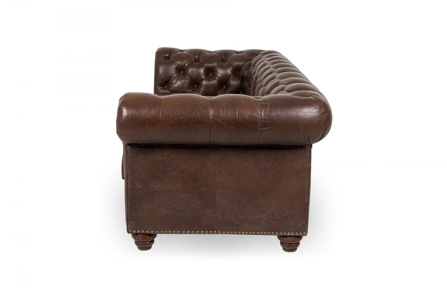 English Victorian Brown Button Tufted Leather Chesterfield Sofa (Viktorianisch) im Angebot