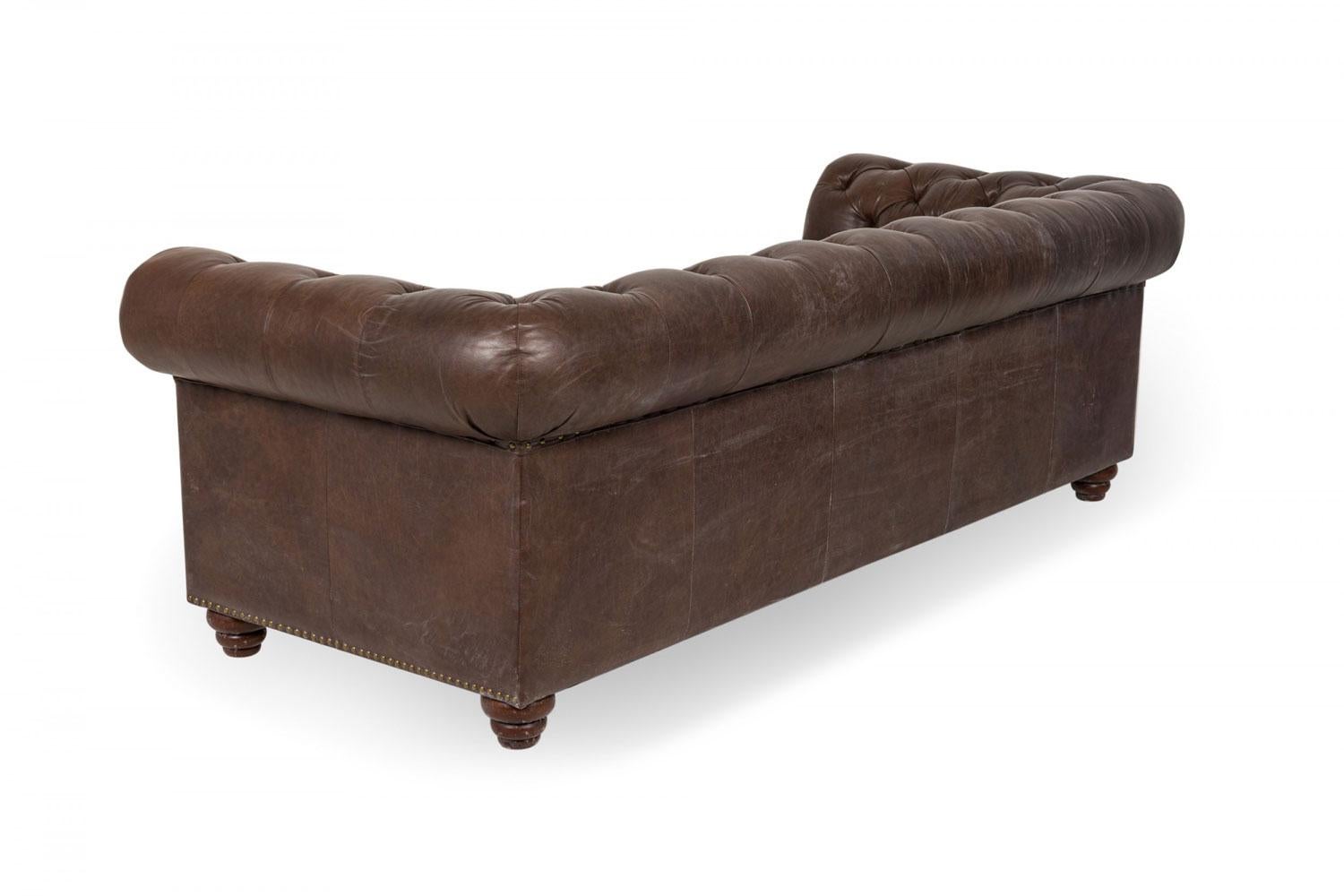 English Victorian Brown Button Tufted Leather Chesterfield Sofa (Britisch) im Angebot
