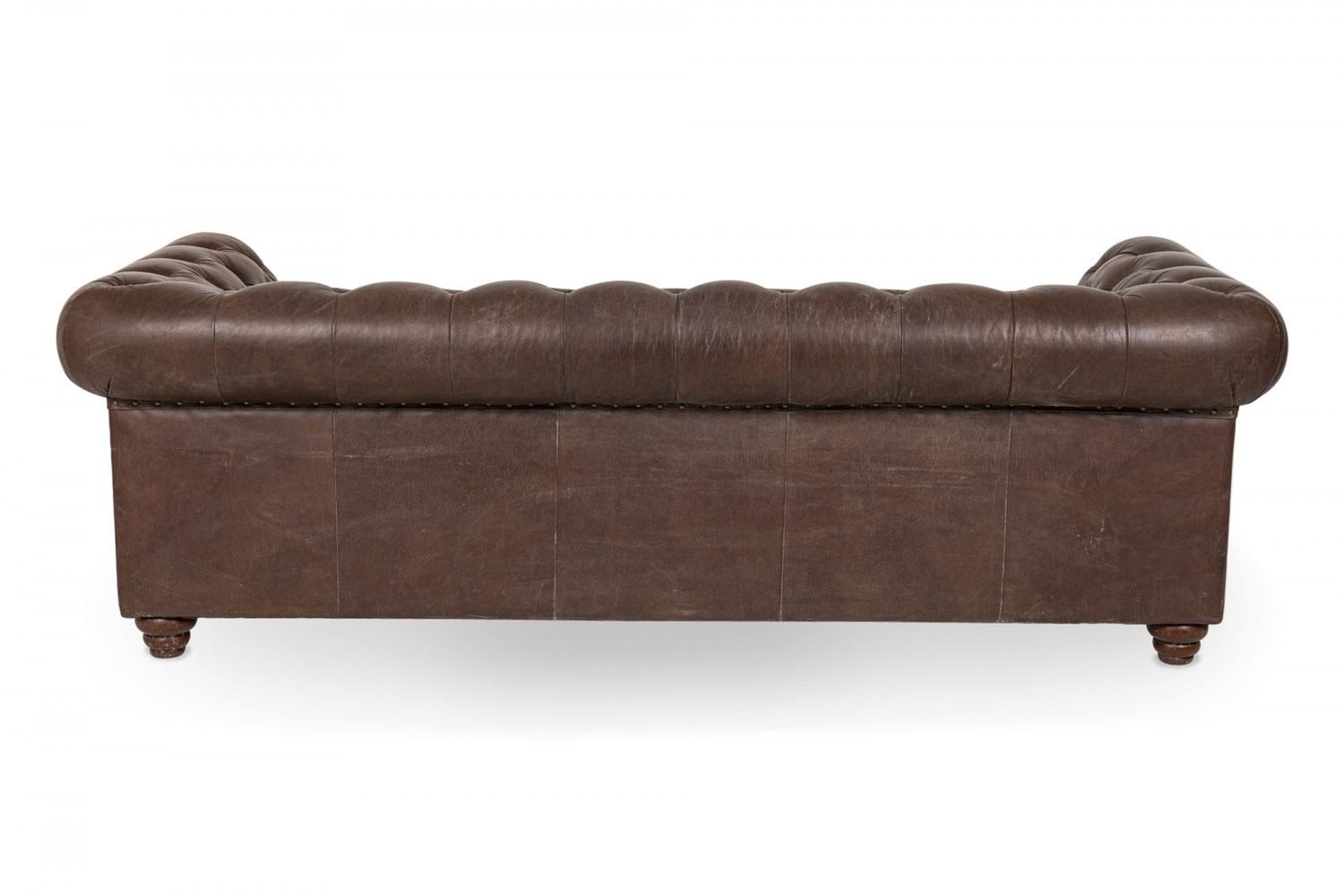 English Victorian Brown Button Tufted Leather Chesterfield Sofa (Vergoldet) im Angebot