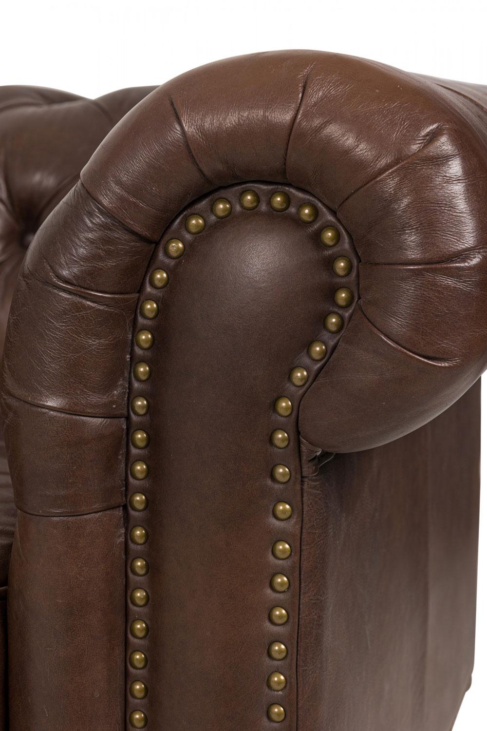 English Victorian Brown Button Tufted Leather Chesterfield Sofa im Zustand „Gut“ im Angebot in Queens, NY