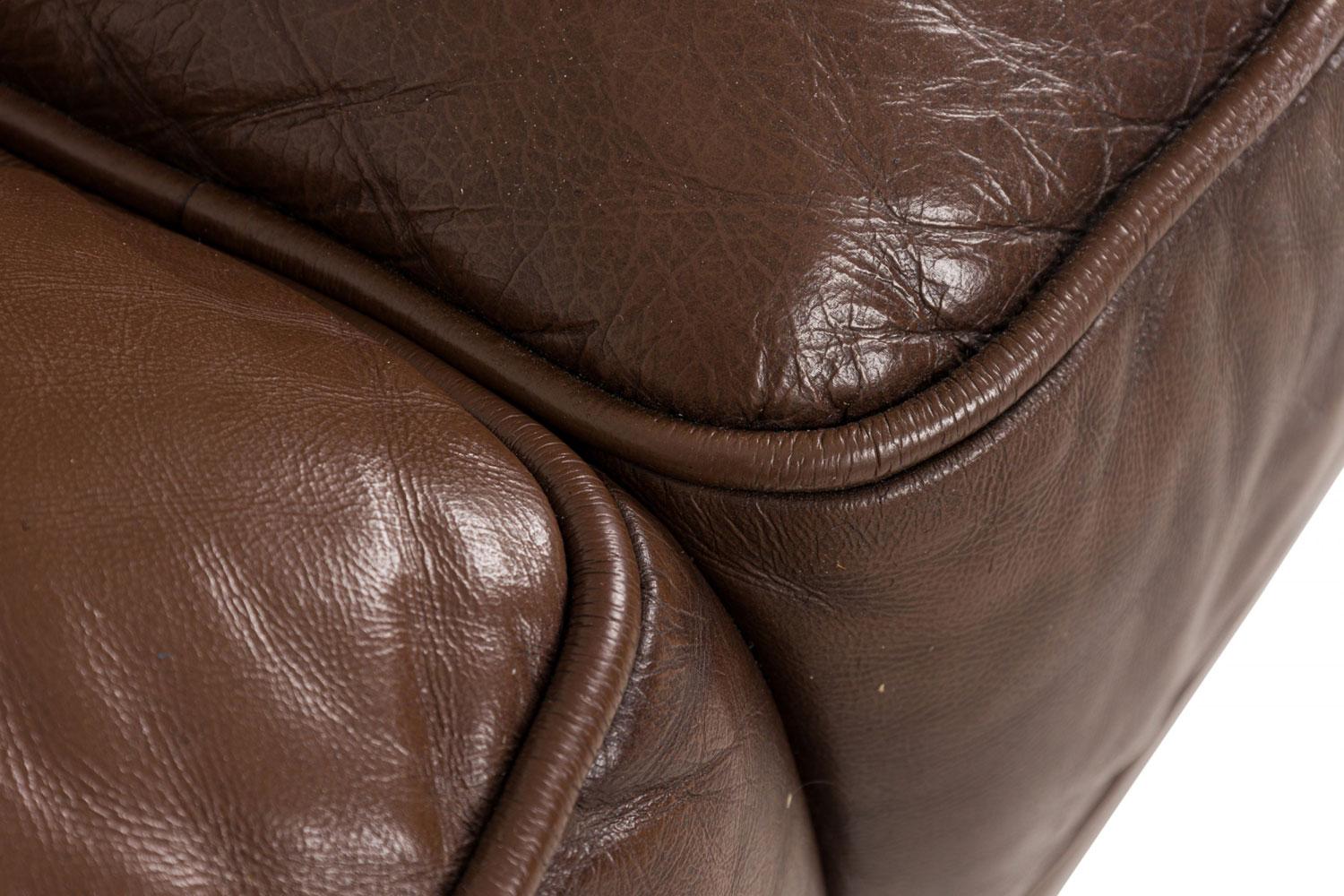 English Victorian Brown Button Tufted Leather Chesterfield Sofa (Messing) im Angebot