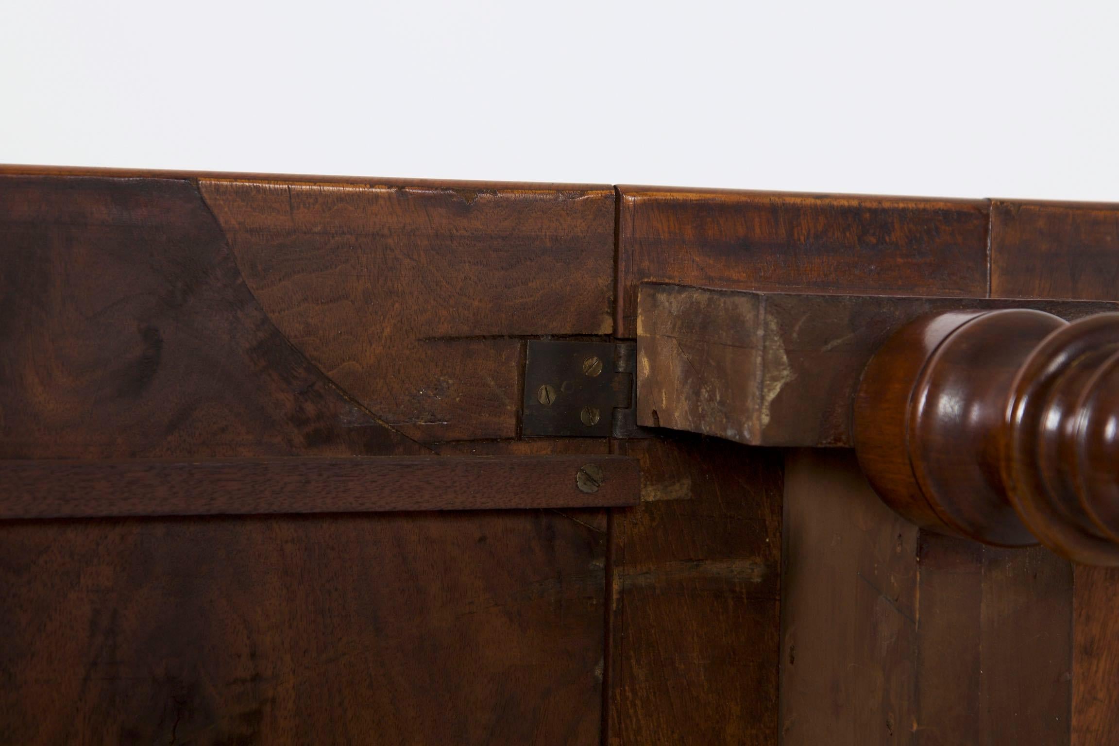 English Victorian Burl Walnut Sunderland Antique Drop-Leaf Table, 19th Century 14