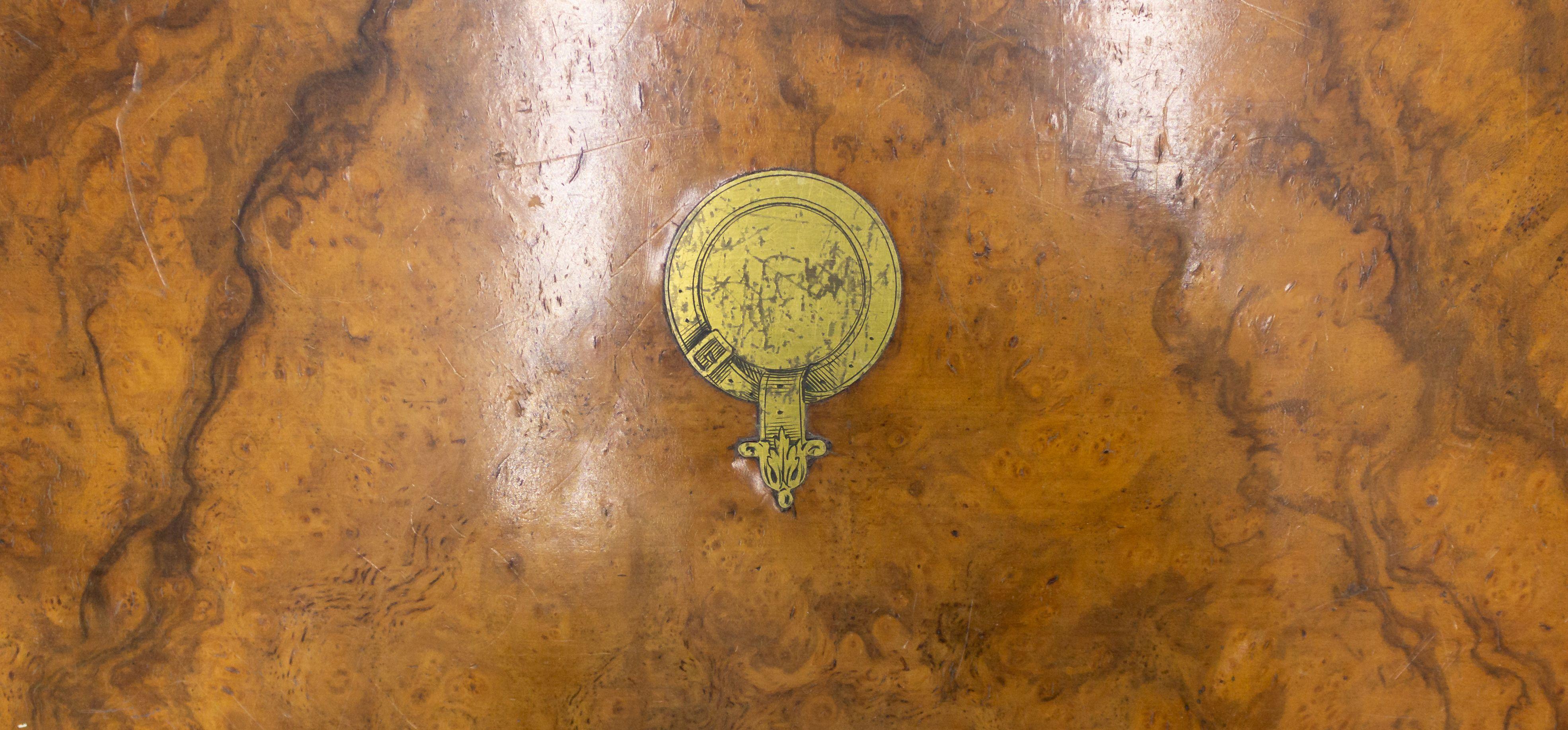 Coffret de voyage/maquillage en bois de ronce de l'époque victorienne, avec bordure ébonisée et petit tiroir inférieur ; l'intérieur contient 9 boîtes en argent et 7 ustensiles assortis.
 