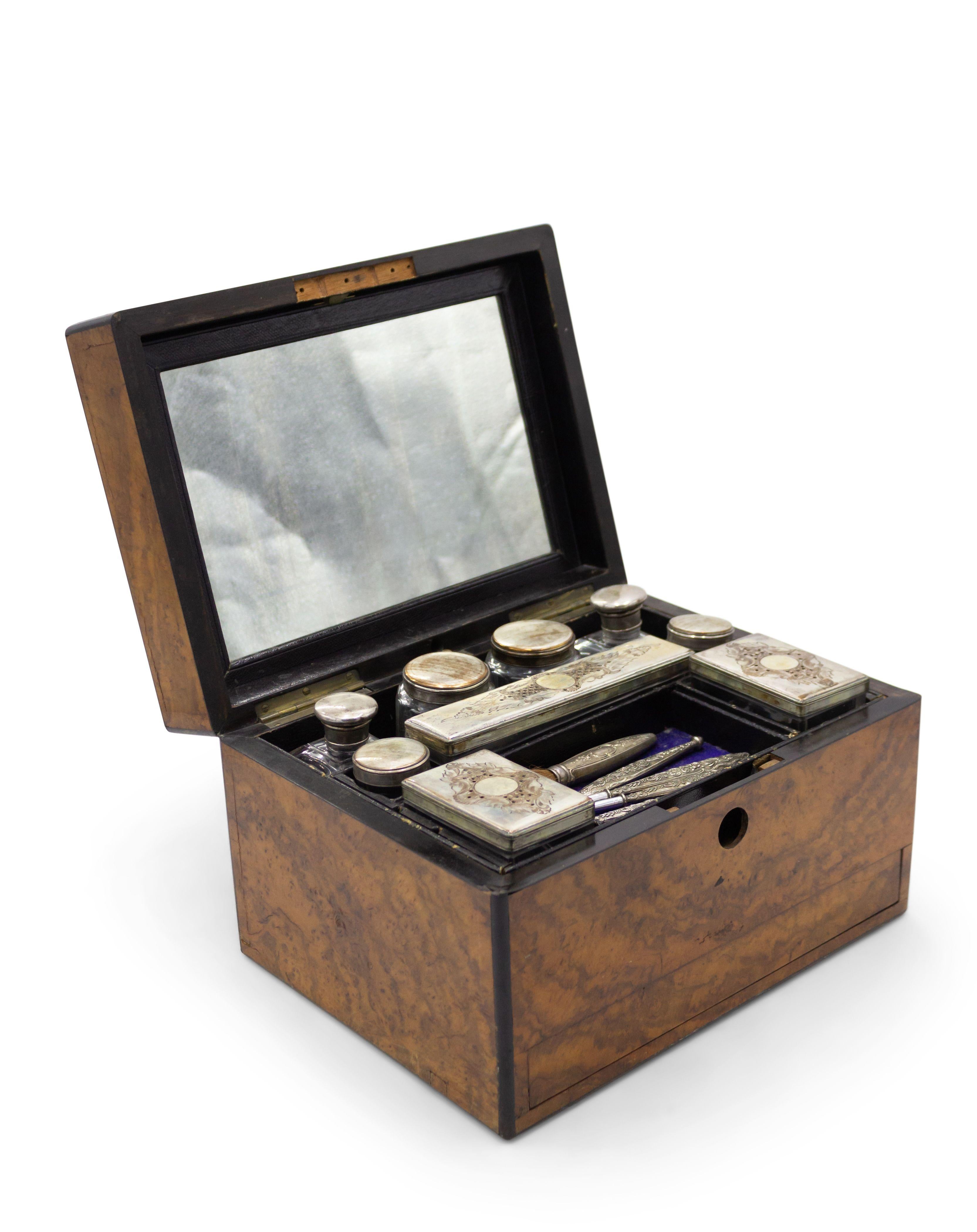 Caja de maquillaje inglesa victoriana de madera burl Victoriano en venta