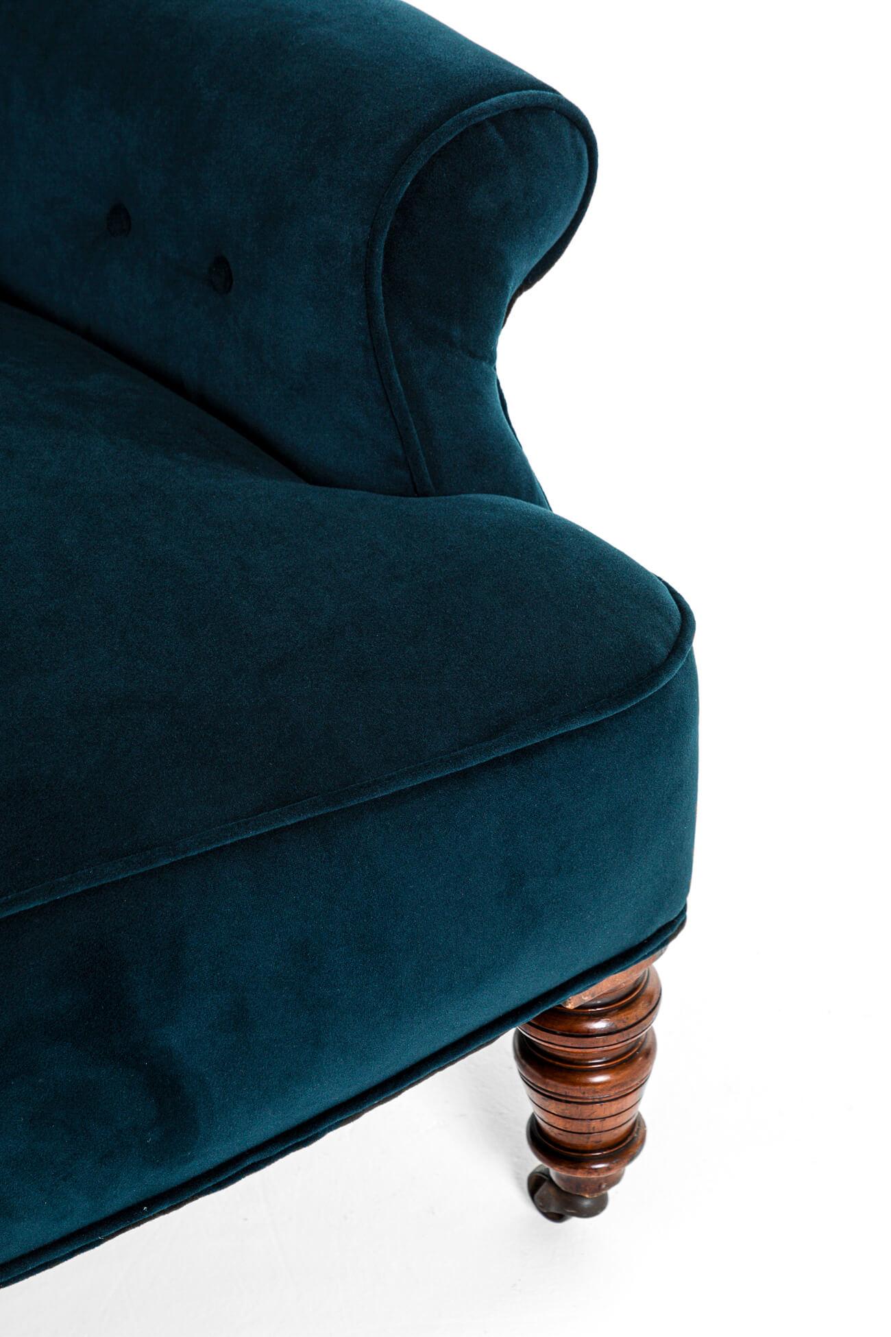 English Victorian Button Back Armchair in Navy Upholstery For Sale 1