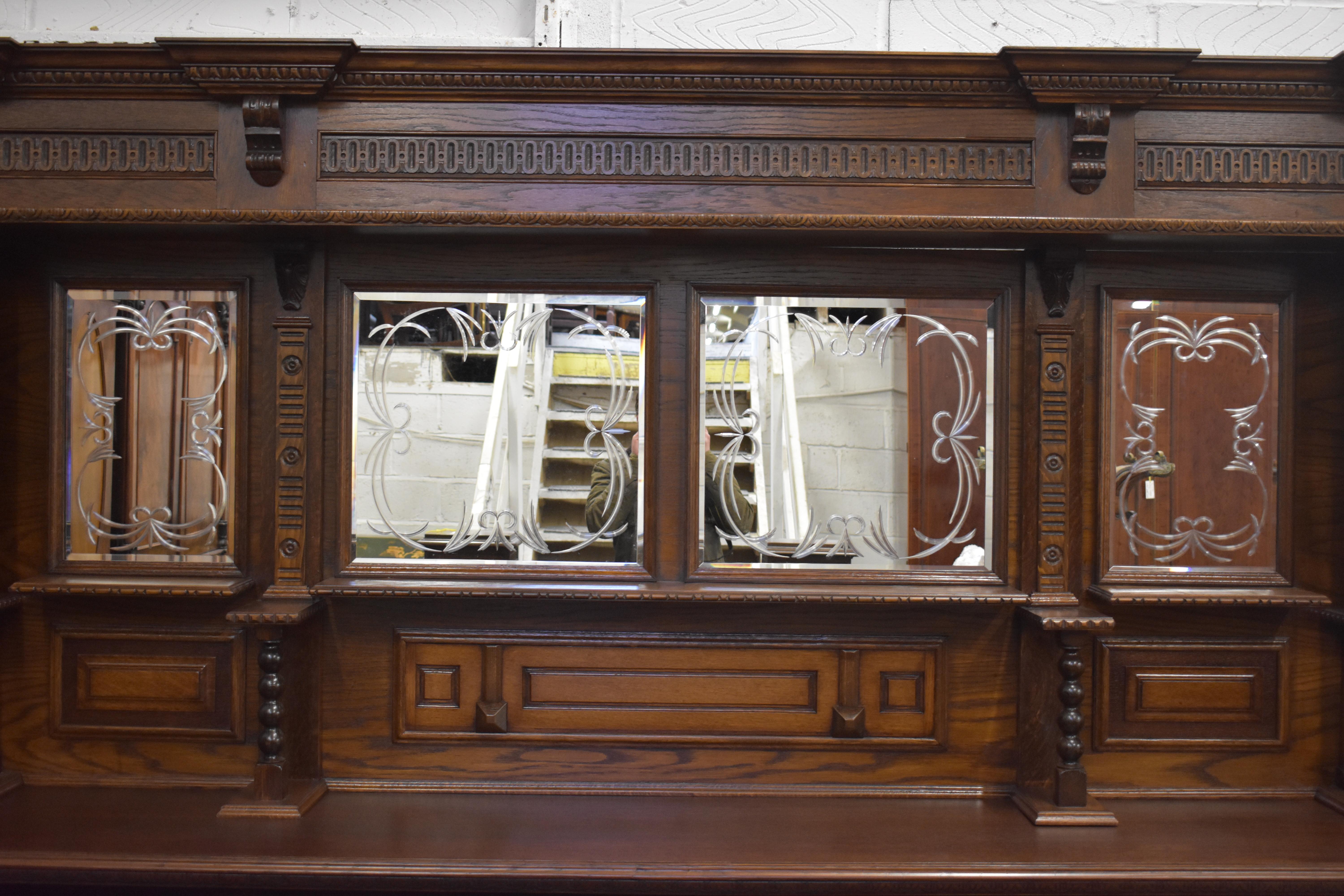 English Victorian Carved Oak Front and Back Bar In Good Condition In Chelmsford, Essex