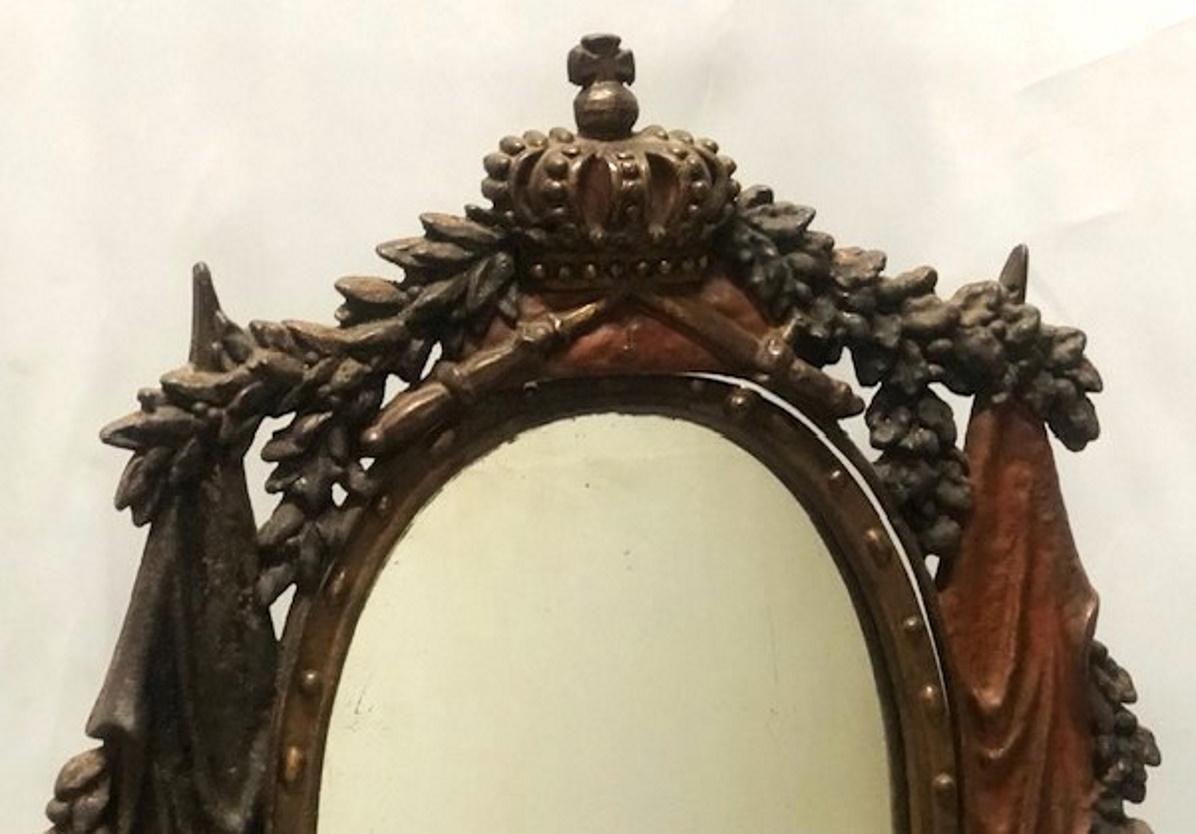 Victorien 
Miroir de table pour hommes
Fer moulé et peint
Angleterre, vers les années 1840

DIMENSIONS
Hauteur : 20,5 pouces                           
Largeur : 13,25 pouces                           
jProfondeur : 6.25 pouces

À PROPOS DE
Ce