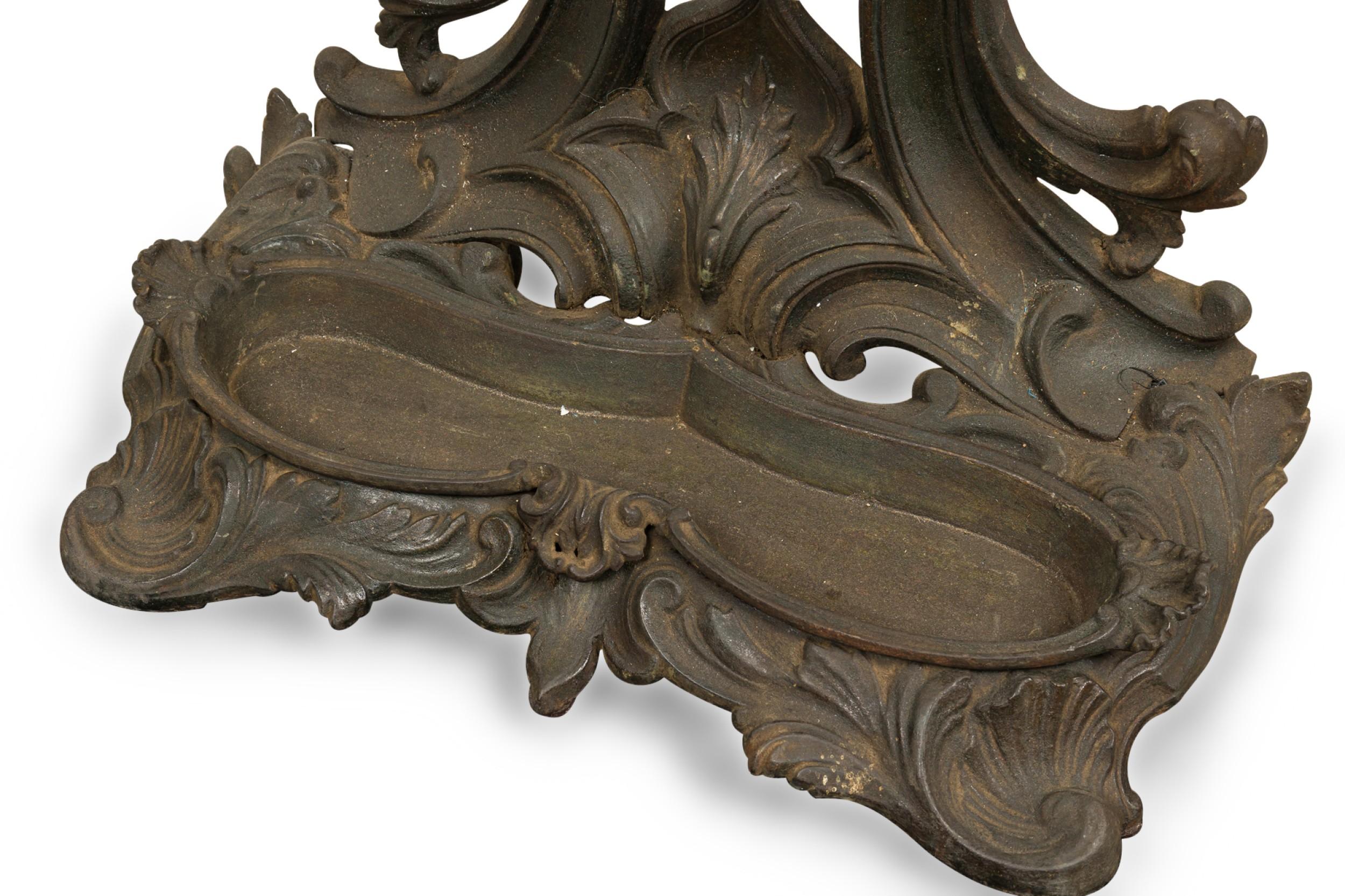 English Victorian Cast Iron Hatrack/Umbrella Stand en vente 4