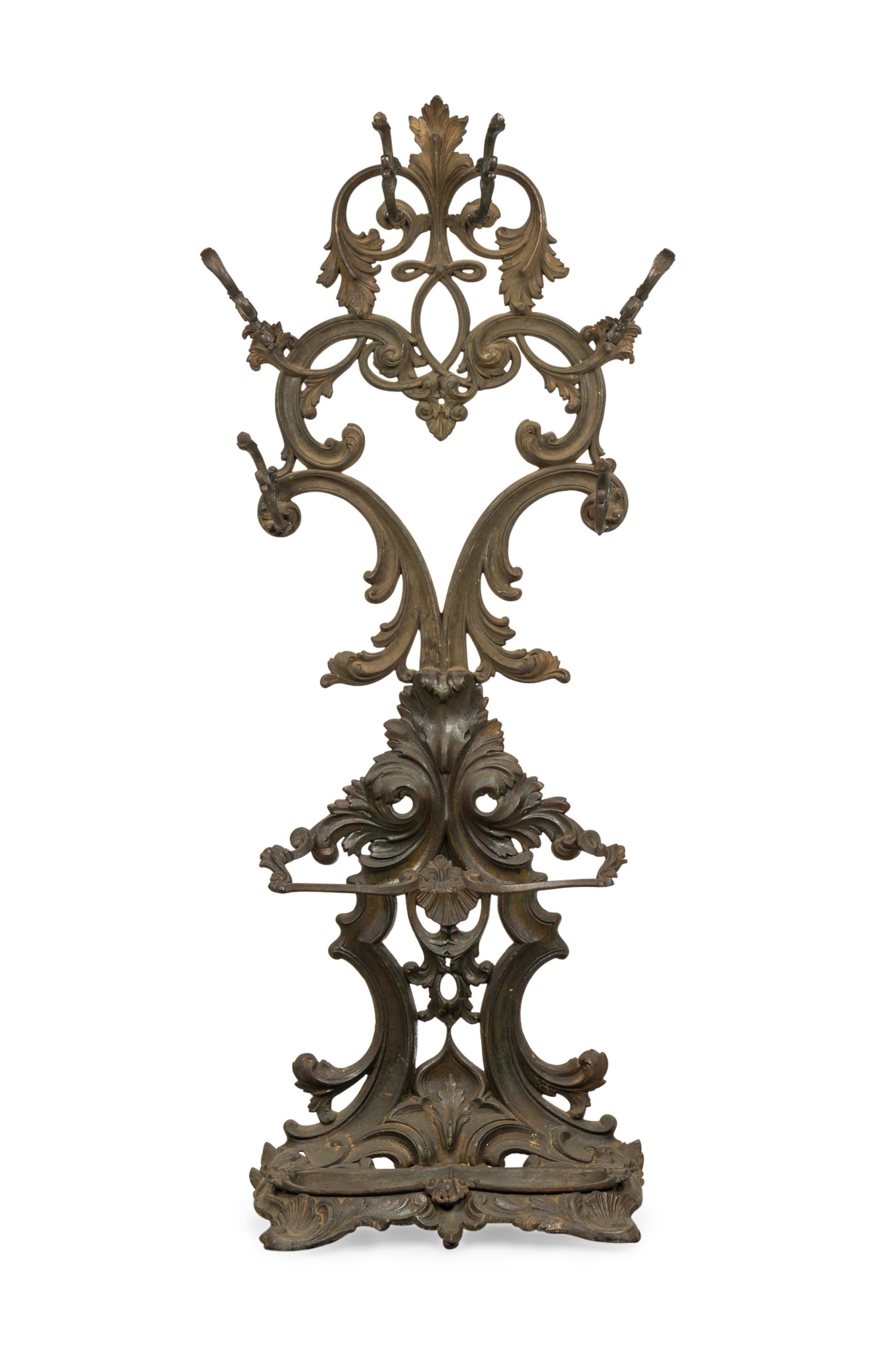 Porte-chapeaux/porte-parapluies en fonte de style victorien anglais avec 6 crochets et une arche en forme de coeur.