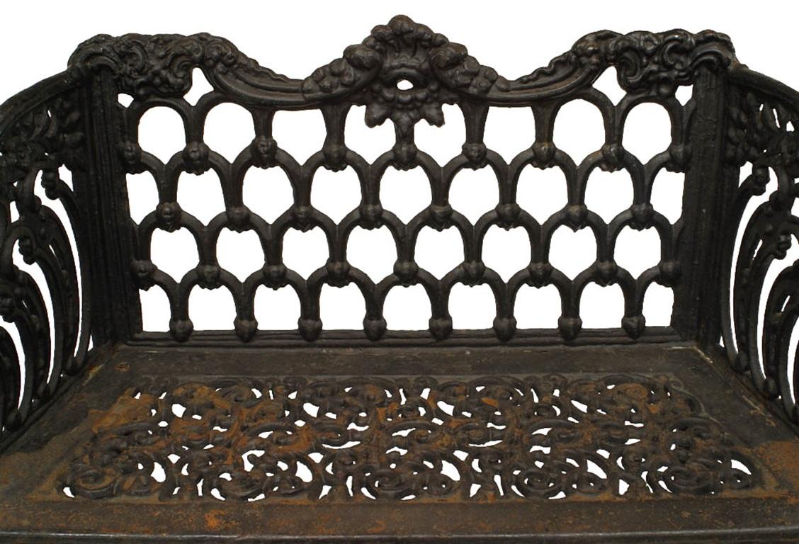 Loveseat victoriano inglés de hierro fundido pintado de negro con diseño de volutas y asiento de filigrana con motivos de herradura en el respaldo  (att: CARRON Co, Stirlingshire)