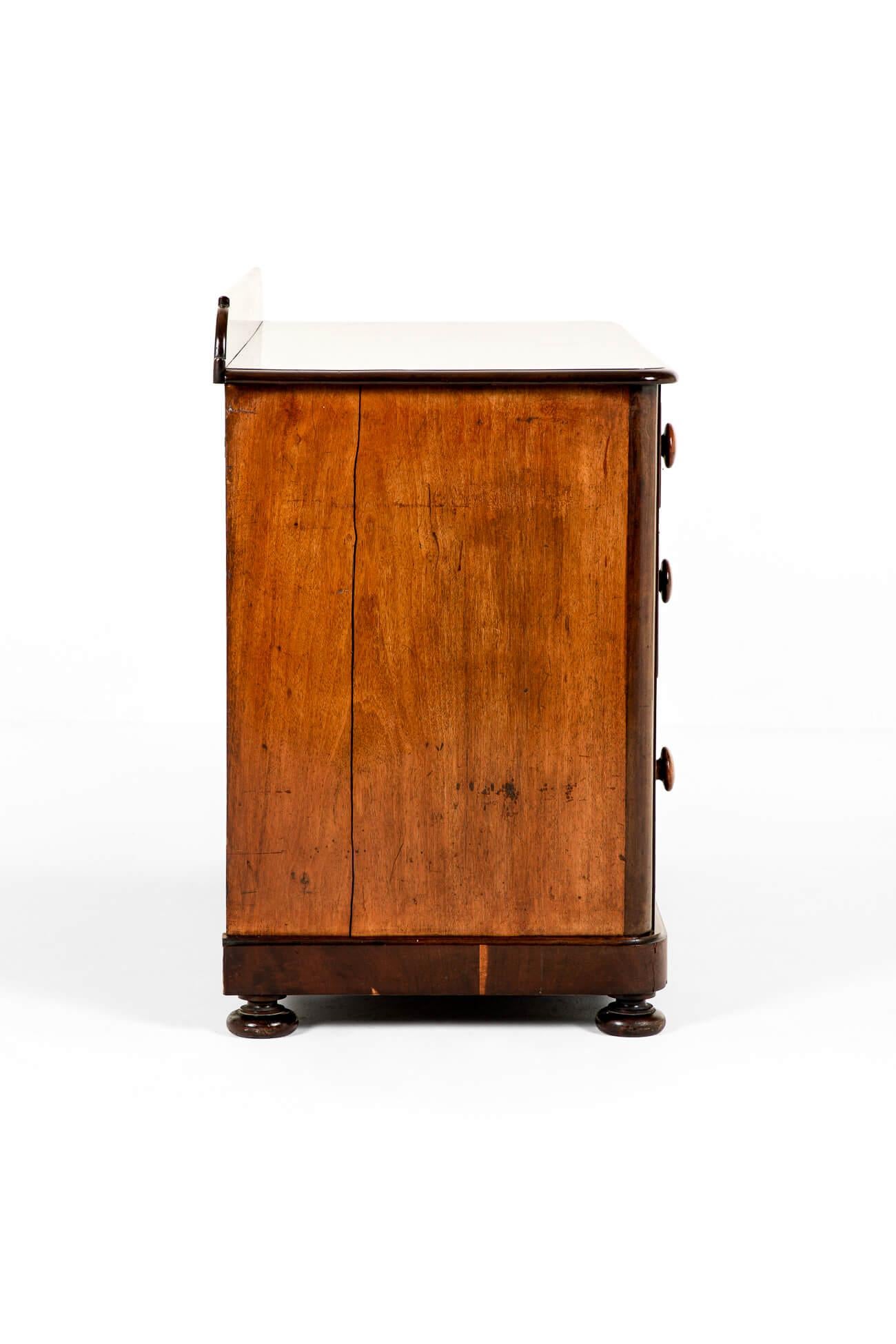 English Victorian Chest Of Drawers with Gallery Back In Good Condition For Sale In Faversham, GB