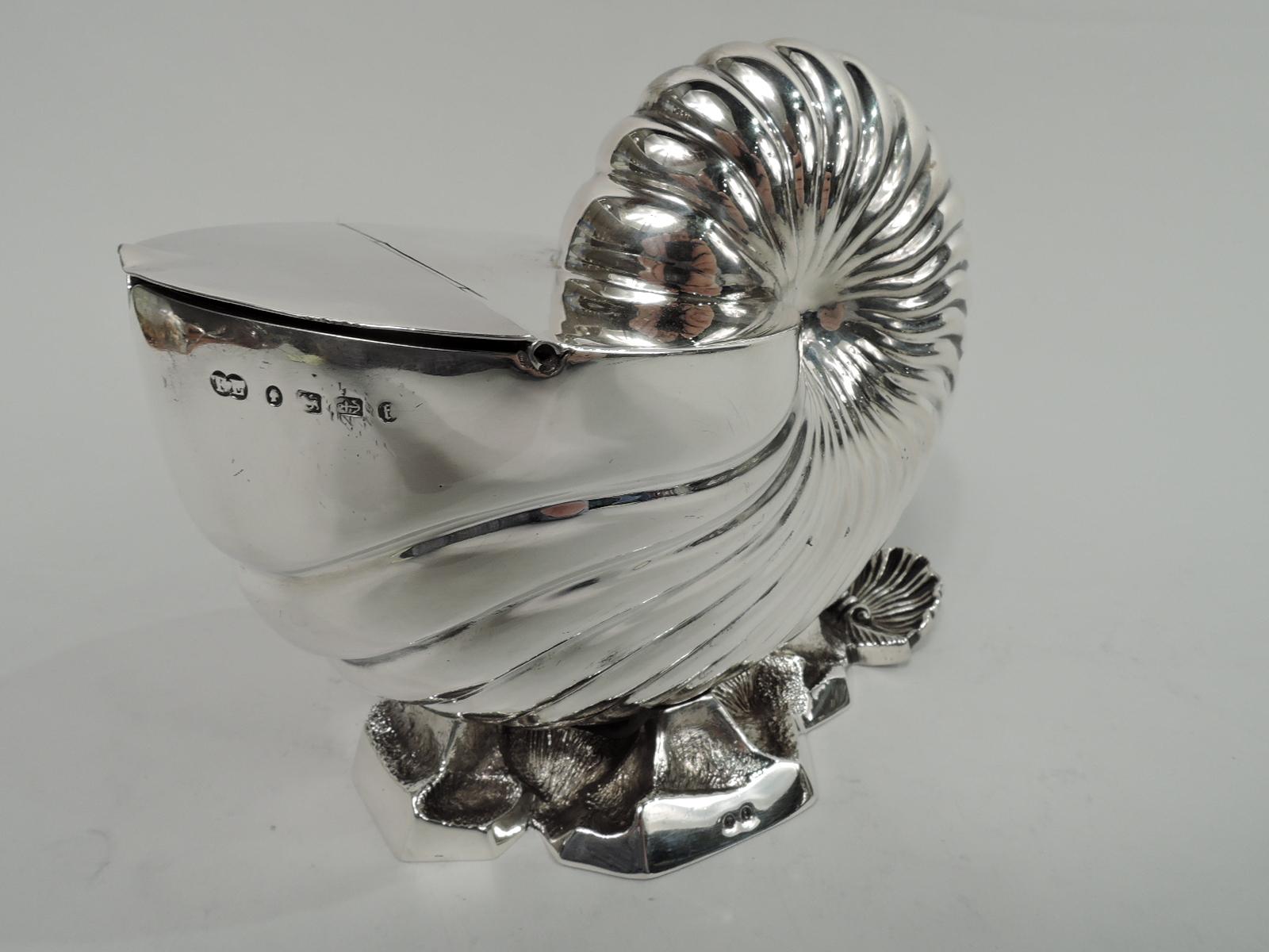 English Victorian Classical Sterling Silver Spooner by Elkington In Excellent Condition In New York, NY