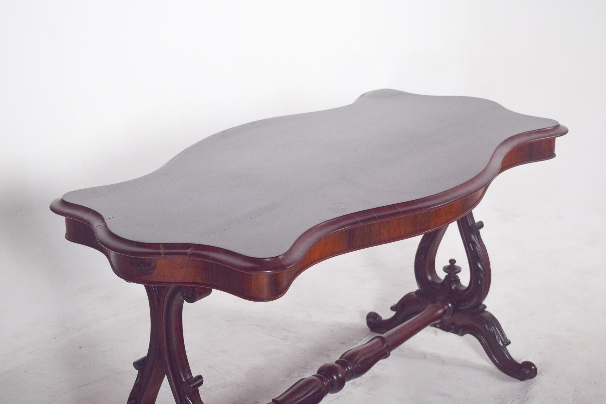 English Victorian Coffee Table in Rosewood For Sale 1