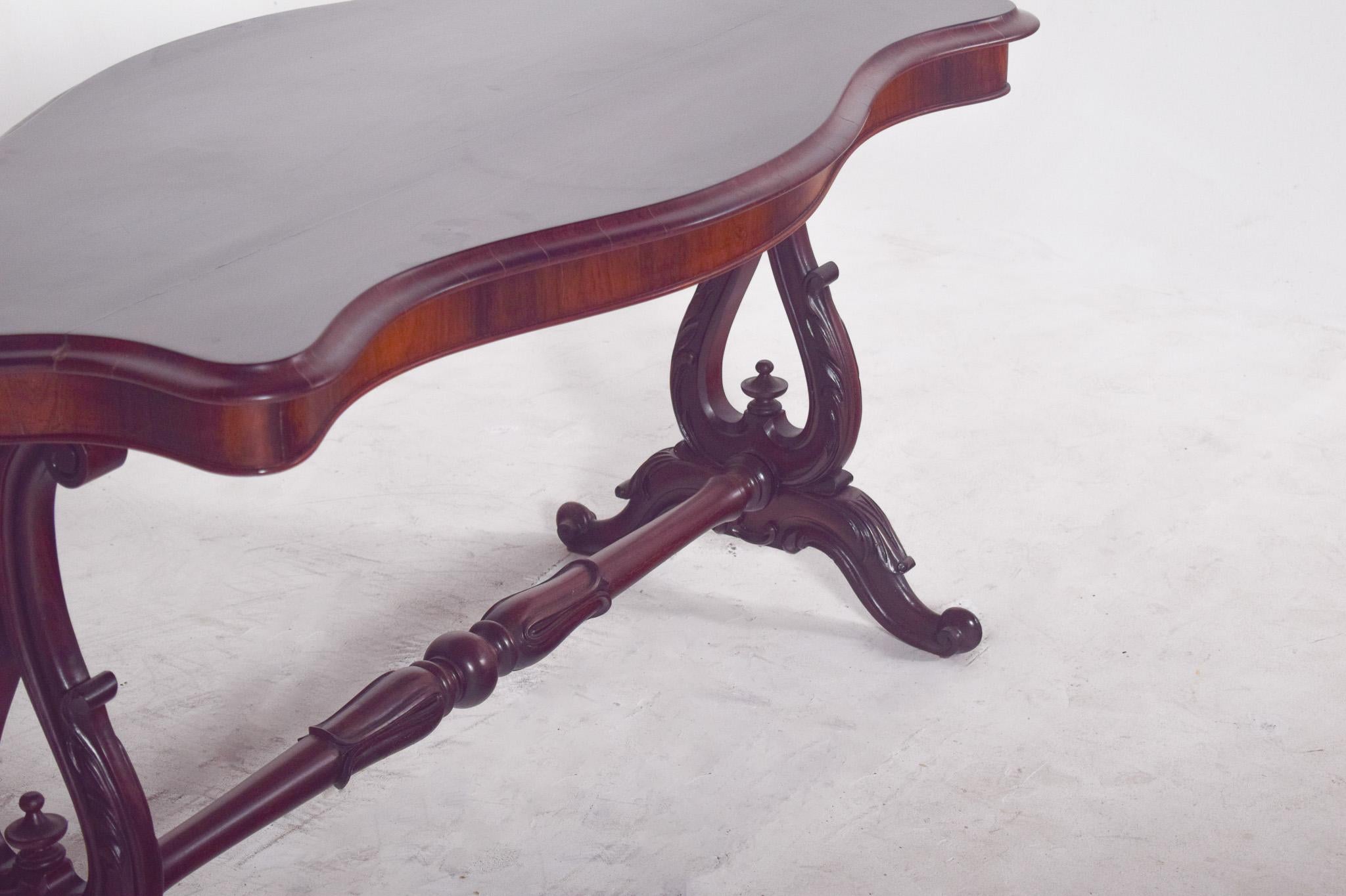 English Victorian Coffee Table in Rosewood For Sale 2