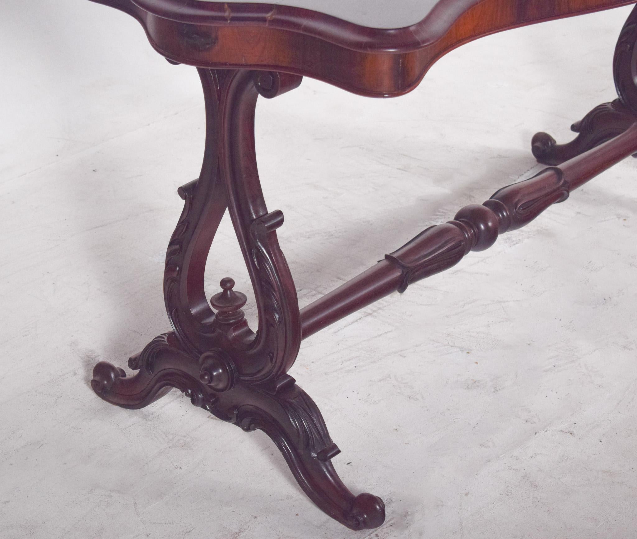 English Victorian Coffee Table in Rosewood For Sale 3