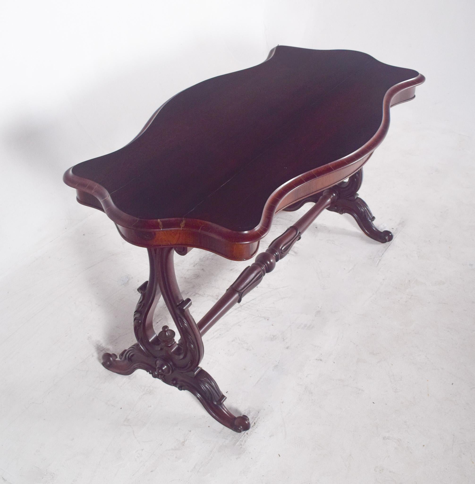 English Victorian Coffee Table in Rosewood For Sale 4