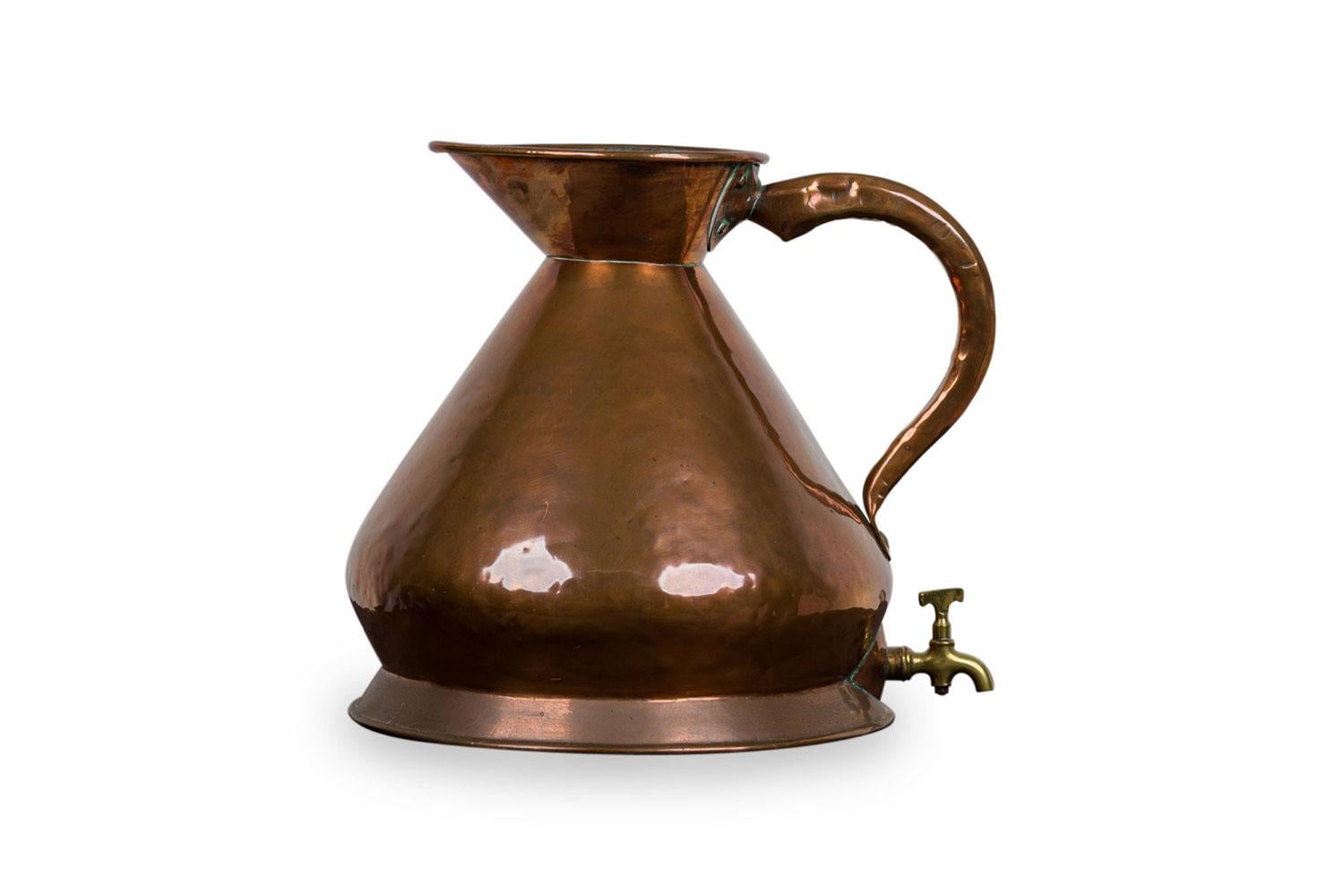 Cruche victorienne anglaise en cuivre de quatre gallons avec un robinet en laiton attaché pour distribuer de l'eau (MARQUE DE LA COURONNE : VR 22)(FARROW AND JACKSON)

Bon état correspondant à l'âge et à l'utilisation