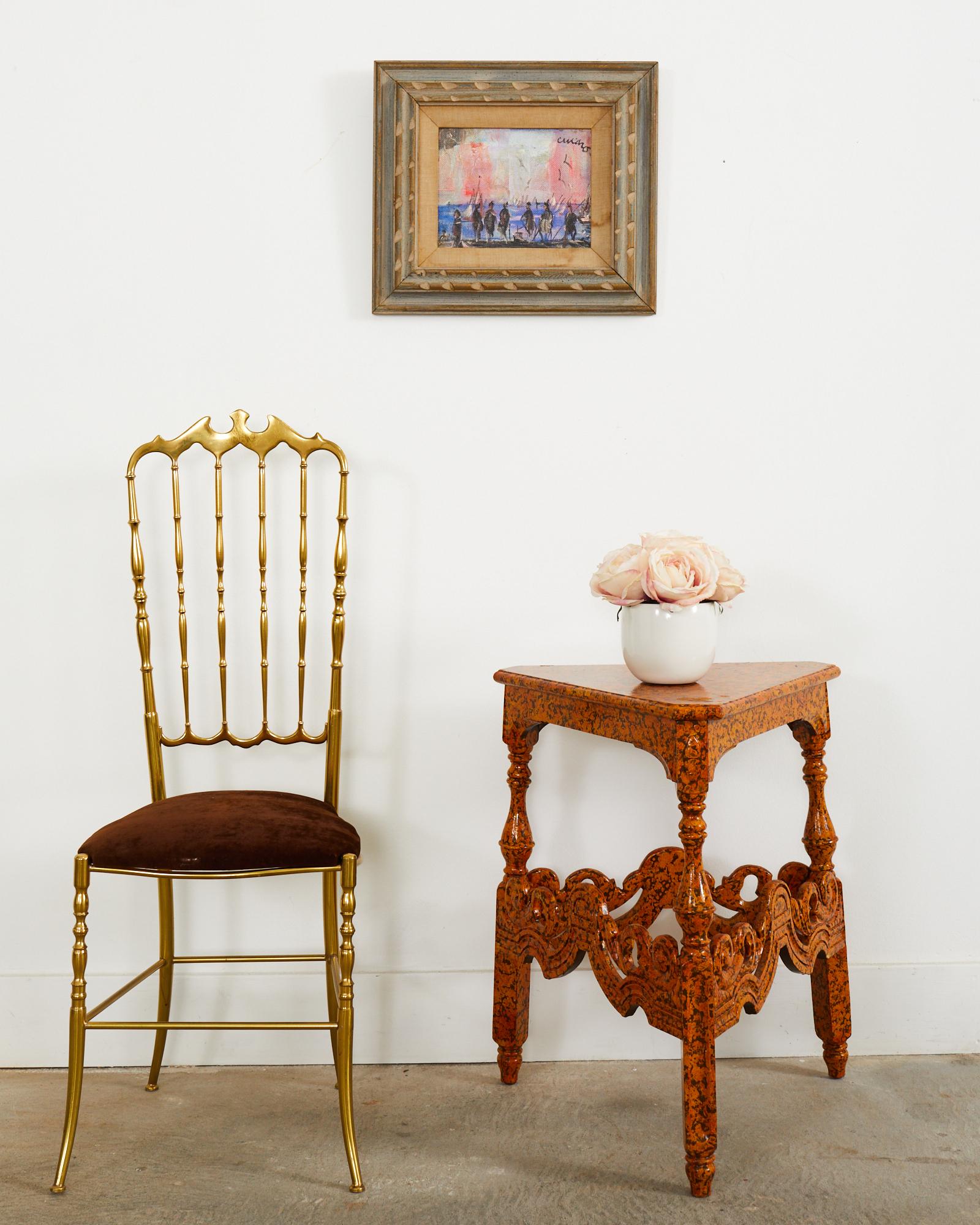 Atemberaubende Land Englisch viktorianischen Grille Tisch Lack gesprenkelt von Künstler Ira Yeager (American 1938-2022). Gefertigt aus Mahagoni mit gedrechselten Beinen, die durch große geschwungene Bänder verbunden sind. Der einzigartige Tisch oder