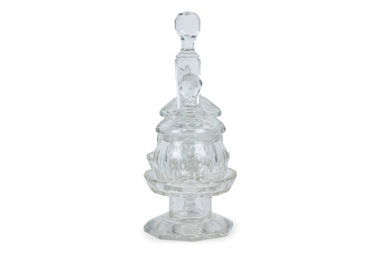 Englisches viktorianisches Kristallkruzifix mit 2 Behältern.

Kleiner Riss/Verlust an einem der Kristallbehälter