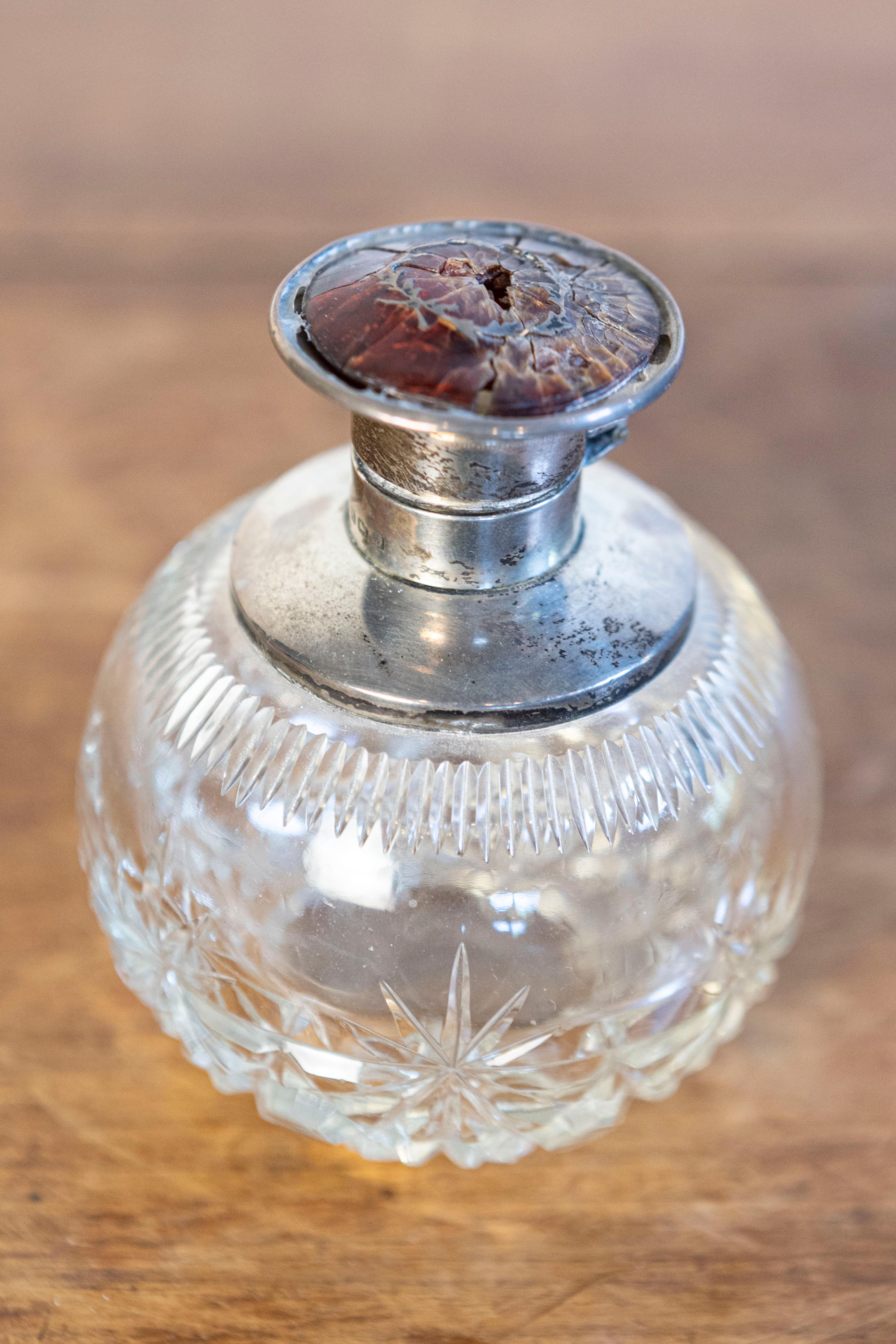 English Victorian Crystal Toiletry Bottle with Silver Lid from the 19th Century In Good Condition For Sale In Atlanta, GA