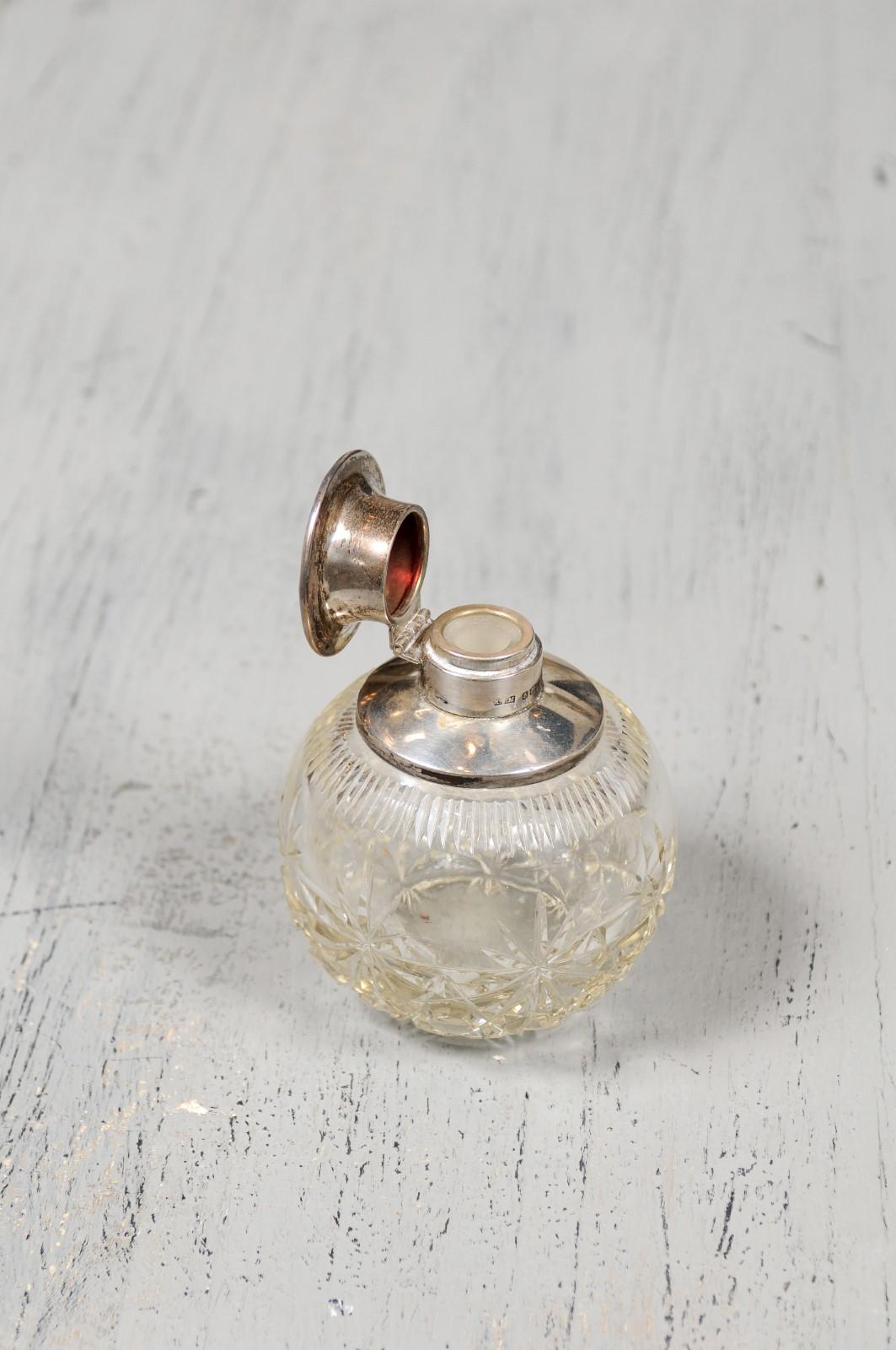 English Victorian Crystal Toiletry Bottle with Silver Lid from the 19th Century For Sale 1