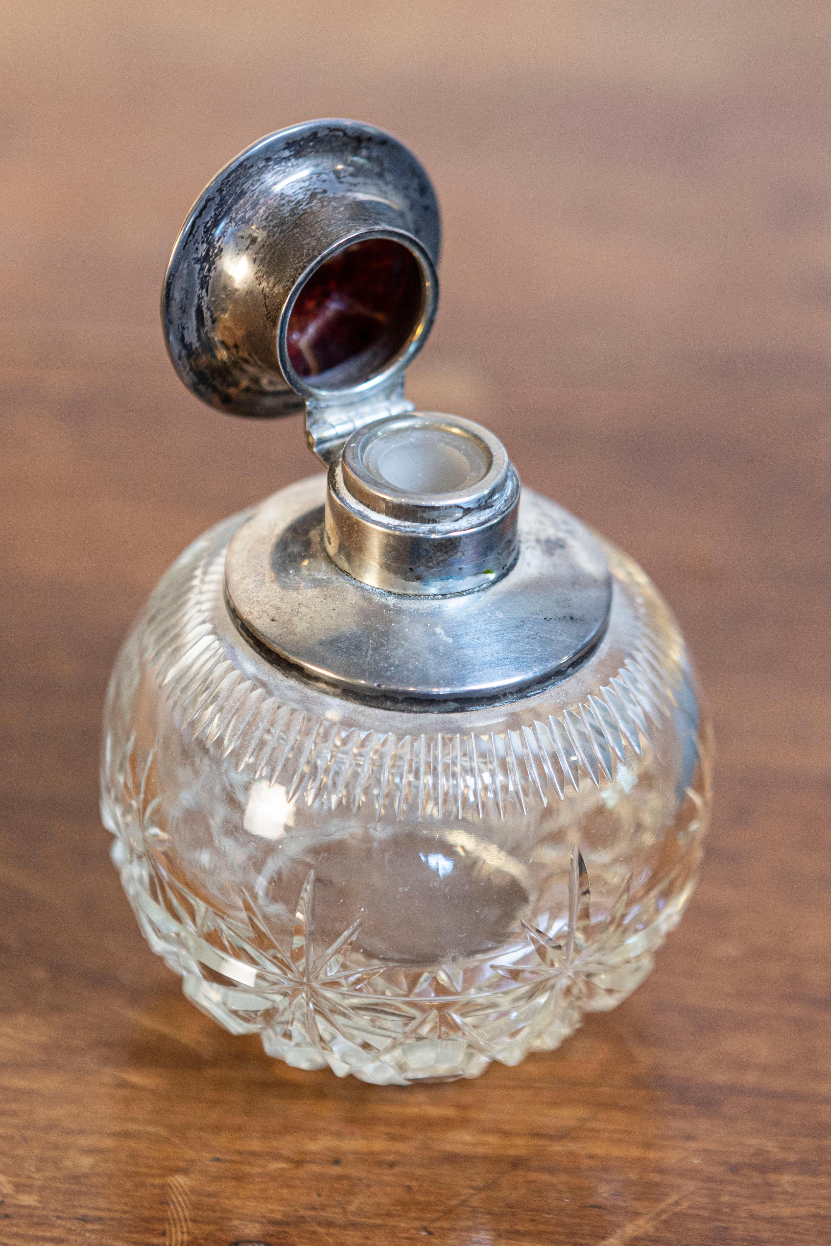 English Victorian Crystal Toiletry Bottle with Silver Lid from the 19th Century For Sale 1