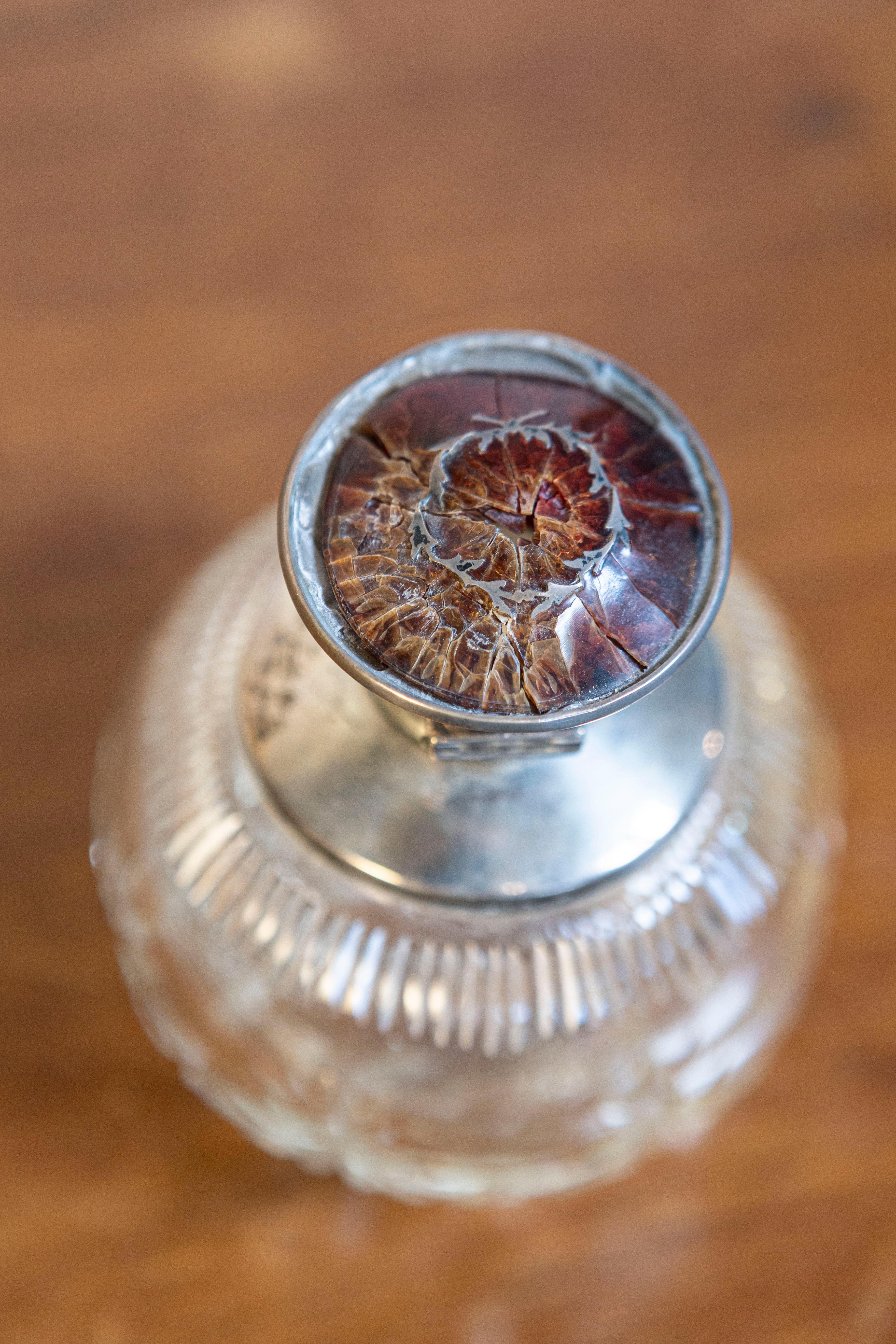 English Victorian Crystal Toiletry Bottle with Silver Lid from the 19th Century For Sale 2