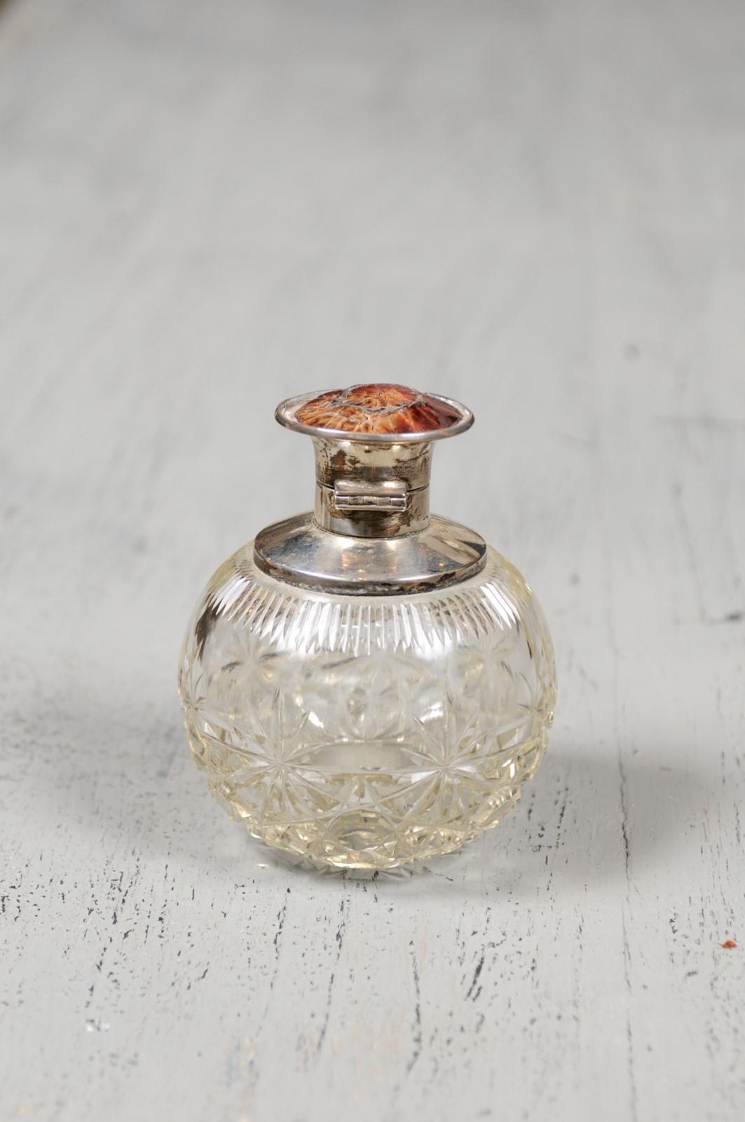 English Victorian Crystal Toiletry Bottle with Silver Lid from the 19th Century For Sale 3
