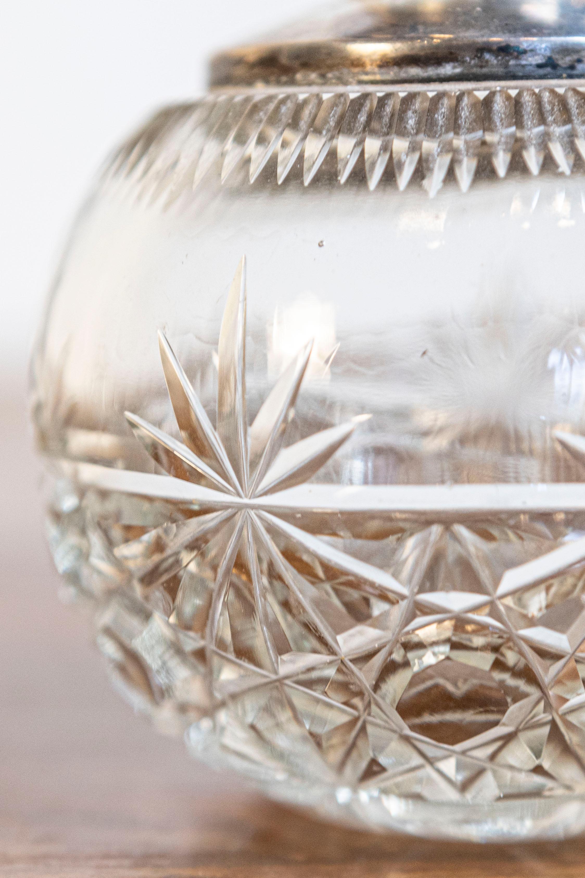 English Victorian Crystal Toiletry Bottle with Silver Lid from the 19th Century For Sale 3