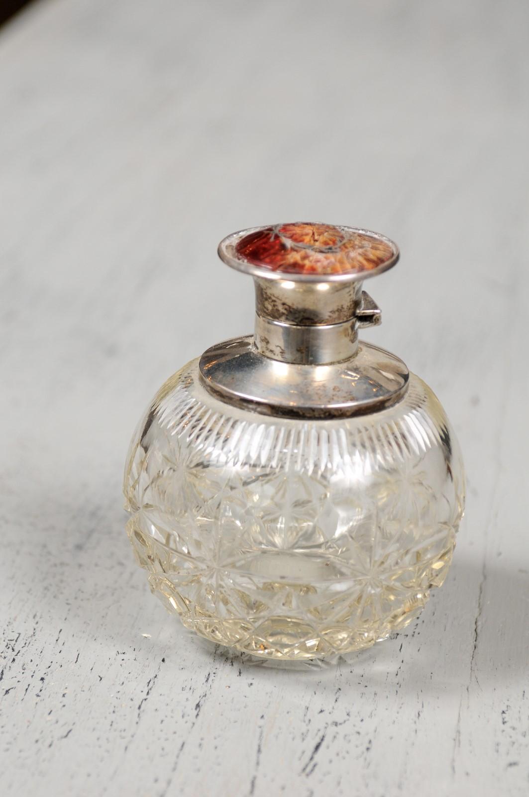English Victorian Crystal Toiletry Bottle with Silver Lid from the 19th Century For Sale 4
