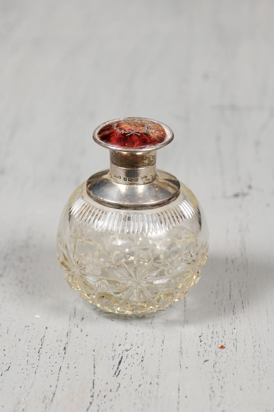 English Victorian Crystal Toiletry Bottle with Silver Lid from the 19th Century 5