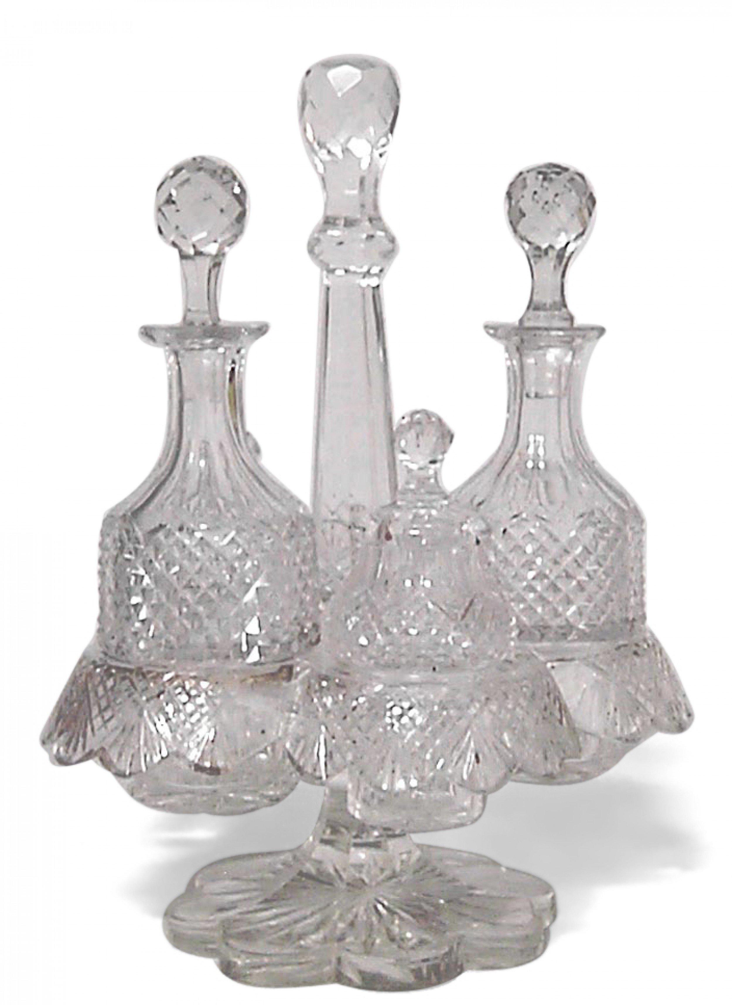 Juego de vinagreras inglesas victorianas de cristal tallado con 5 recipientes en soporte festoneado

Falta una de las tapas.