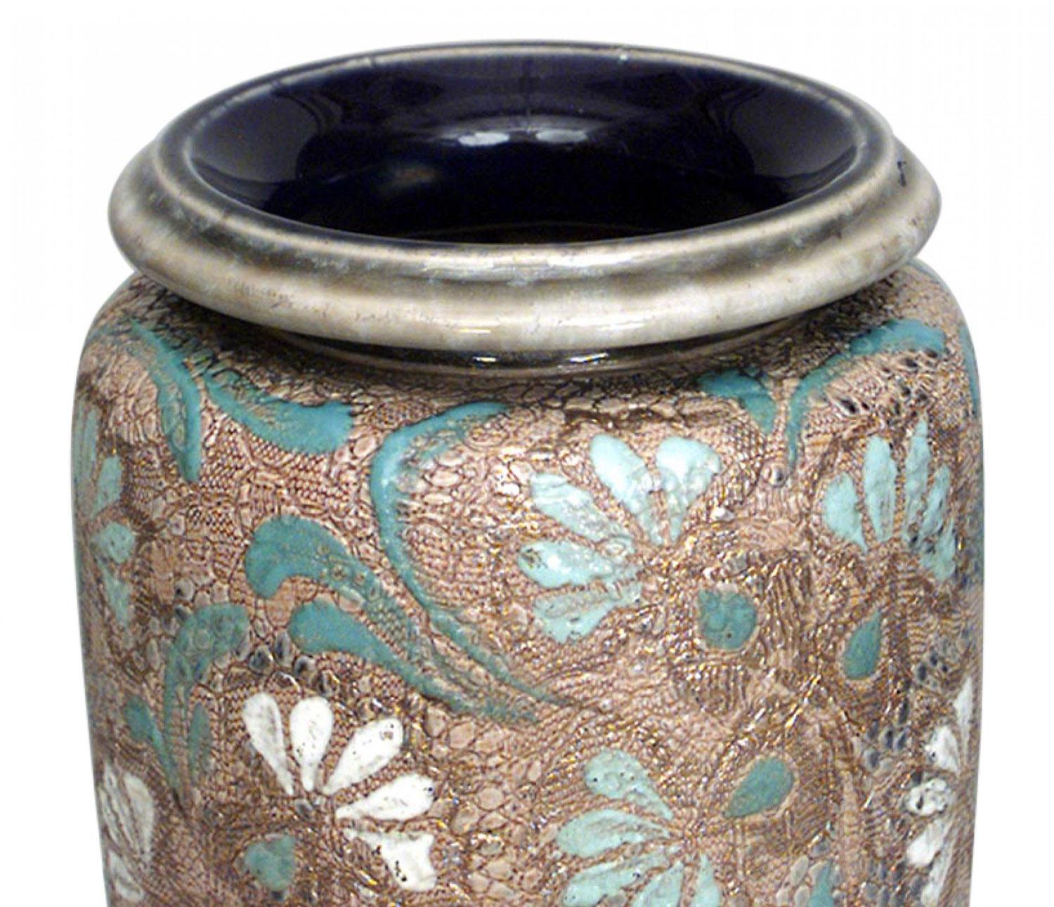 Vaso vittoriano inglese Royal Daulton alto e stretto, di forma cilindrica e affusolata, in ceramica beige con decorazione floreale blu/verde (timbro sul fondo)