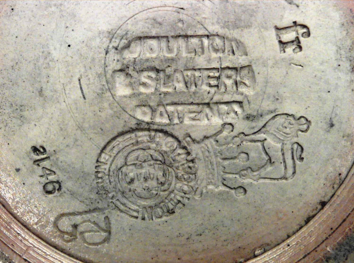 Vittoriano English Victorian Daulton Floral Ceramic Vase in vendita