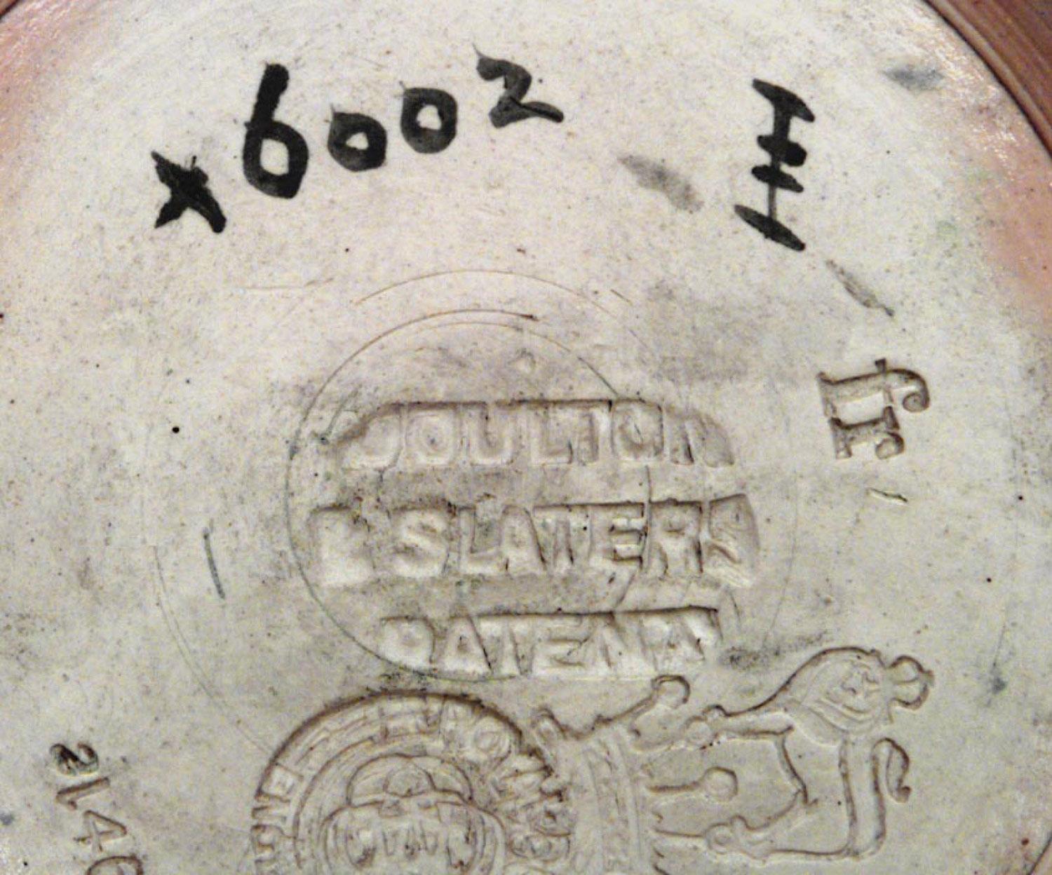 Britannico English Victorian Daulton Floral Ceramic Vase in vendita