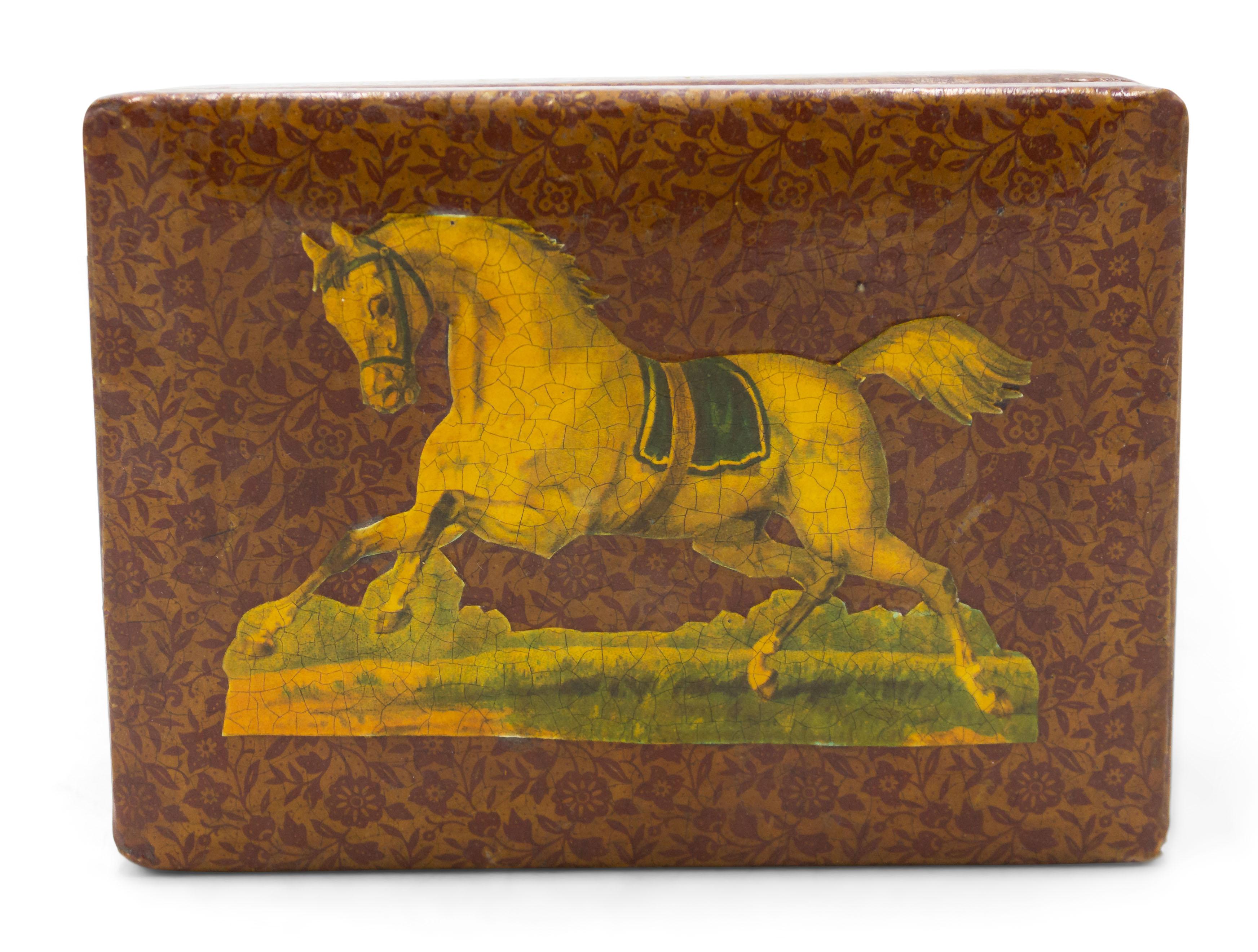 Scatola portagioie inglese vittoriana con decoupage a forma di cavallo In condizioni buone in vendita a Queens, NY