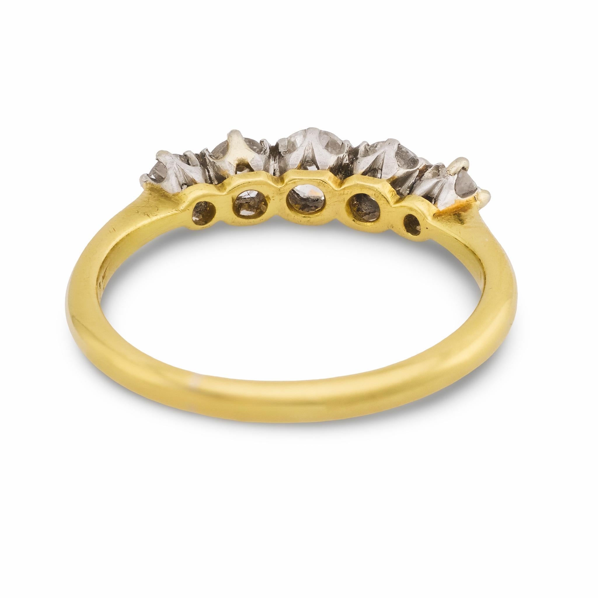 Victorien Bague victorienne anglaise en or jaune 18k et platine avec 5 pierres et diamants en vente